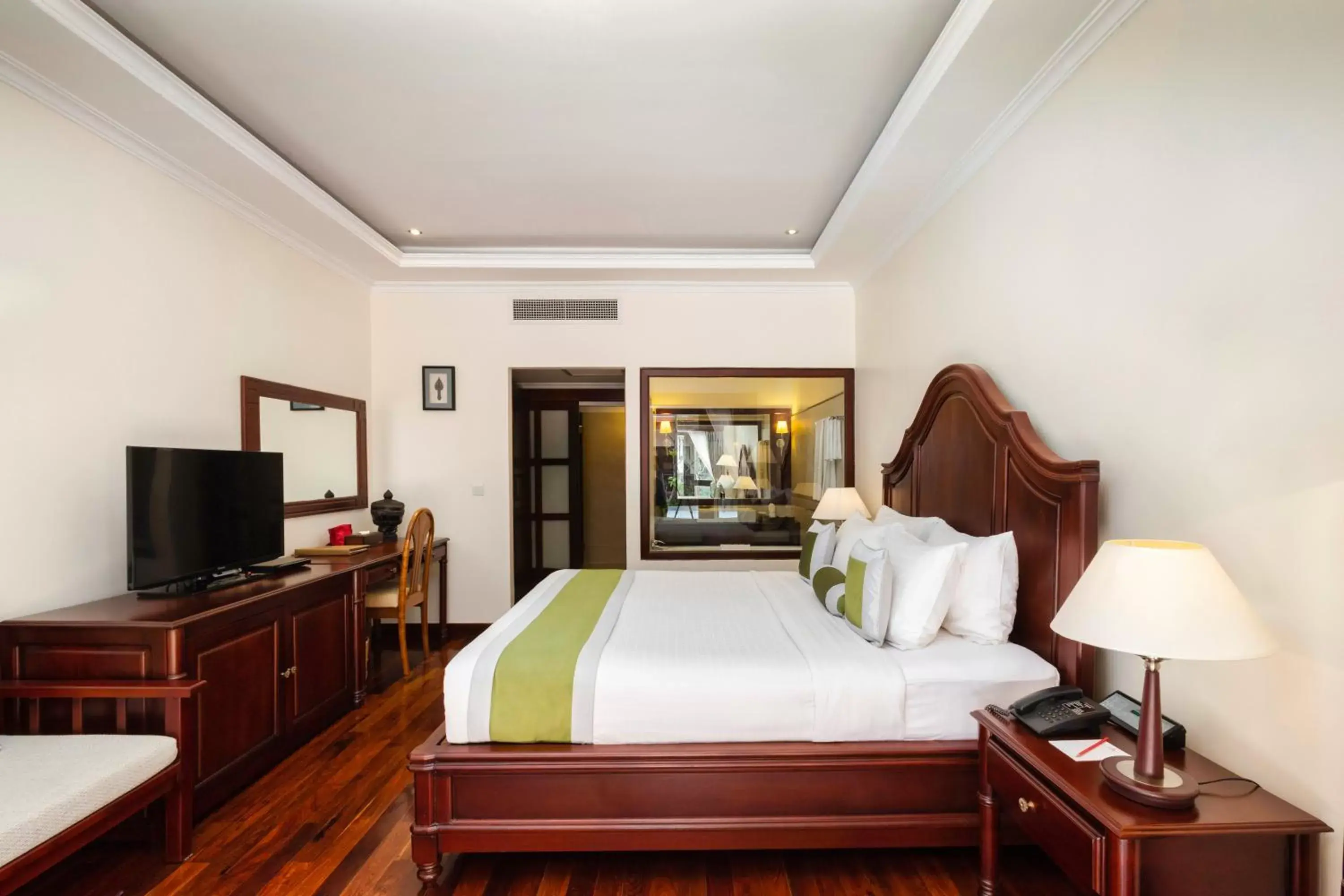 Bedroom, TV/Entertainment Center in Saem Siemreap Hotel