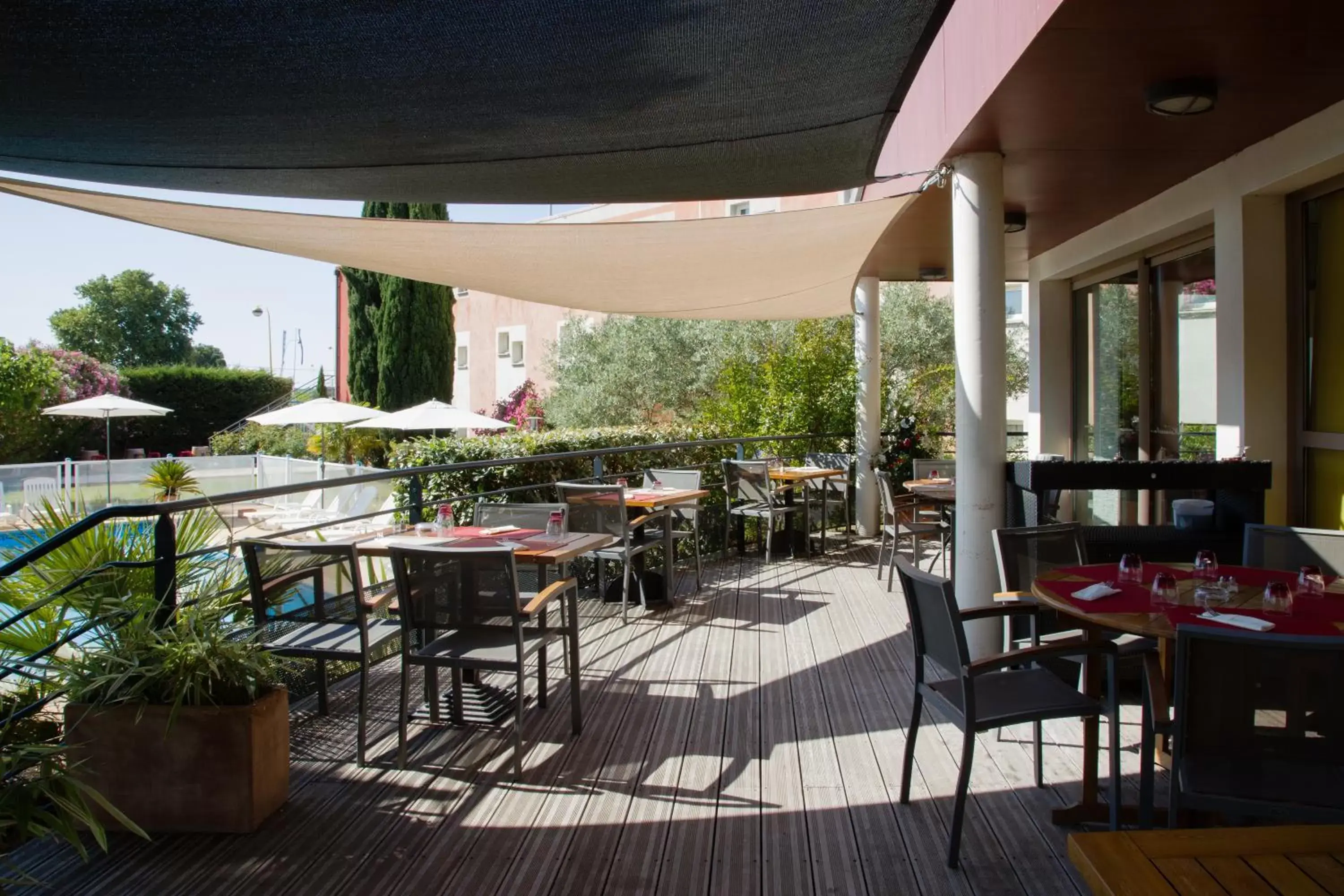 Patio, Restaurant/Places to Eat in Kyriad Montpellier Est - Lunel