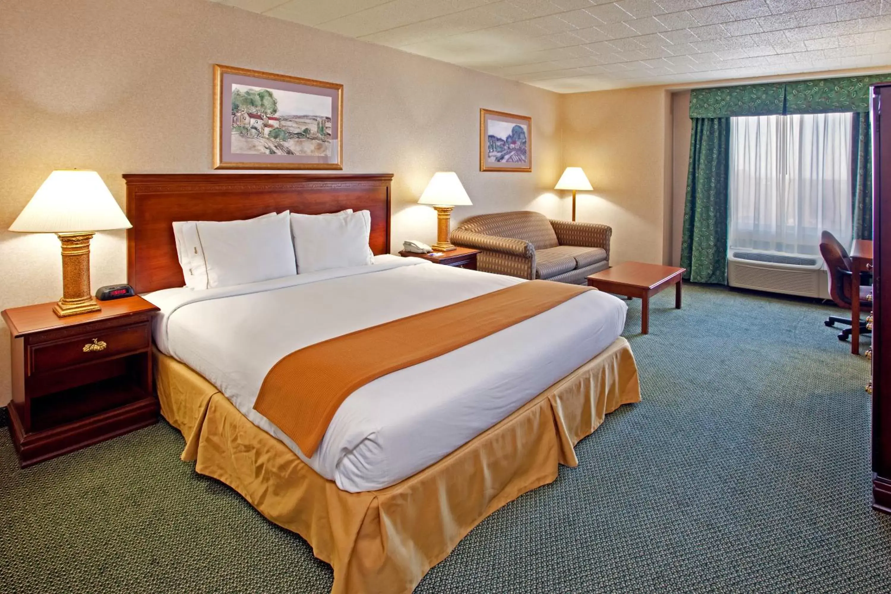 Day, Bed in Holiday Inn Express and Suites Pittsburgh West Mifflin, an IHG Hotel