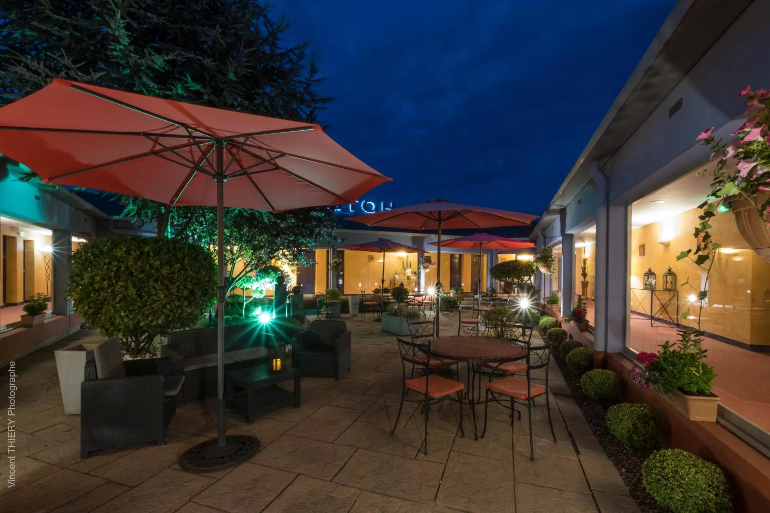 Patio in Logis Hôtel Atrium Epinal Golbey