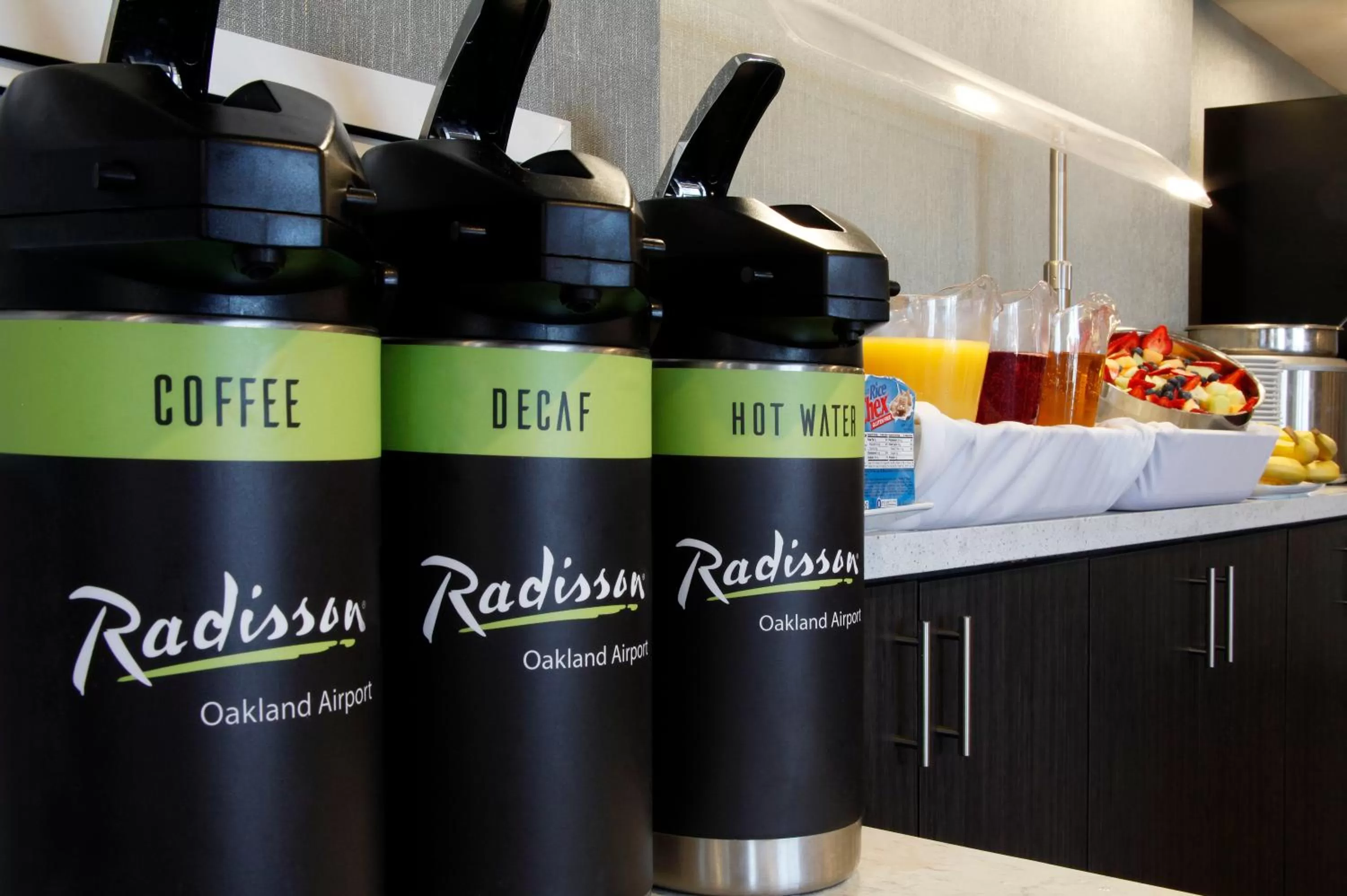 Restaurant/places to eat in Radisson Hotel Oakland Airport