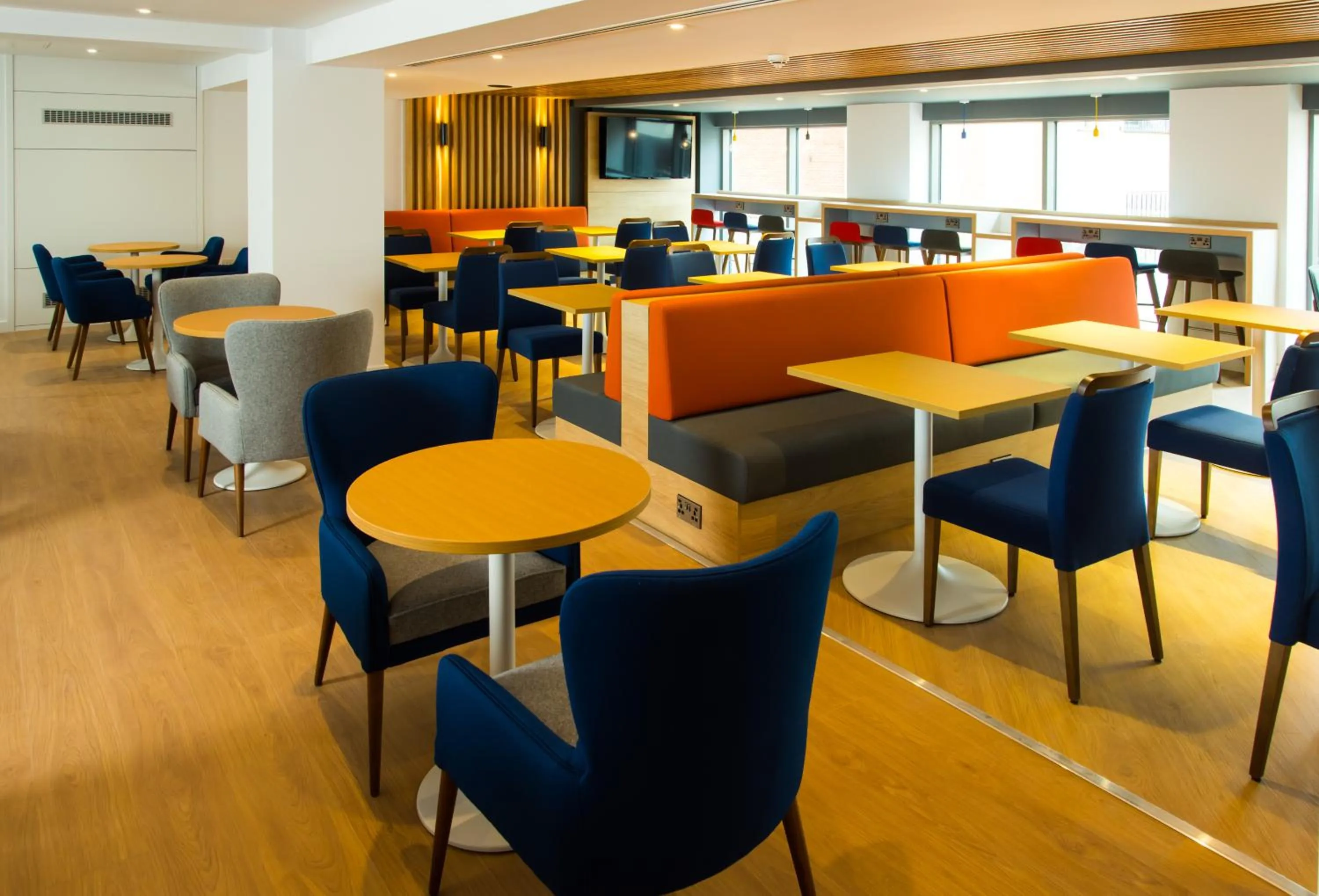 Restaurant/places to eat in Holiday Inn Express Swindon City Centre by IHG
