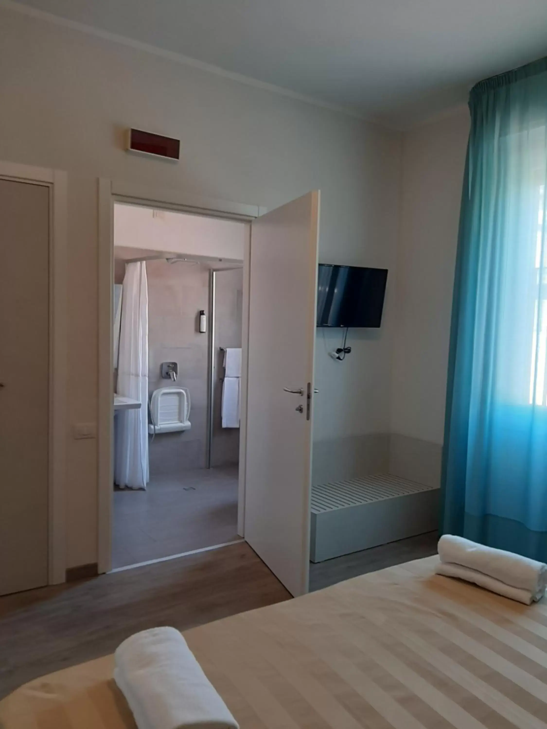 Bed, Bathroom in Mio Hotel Firenze