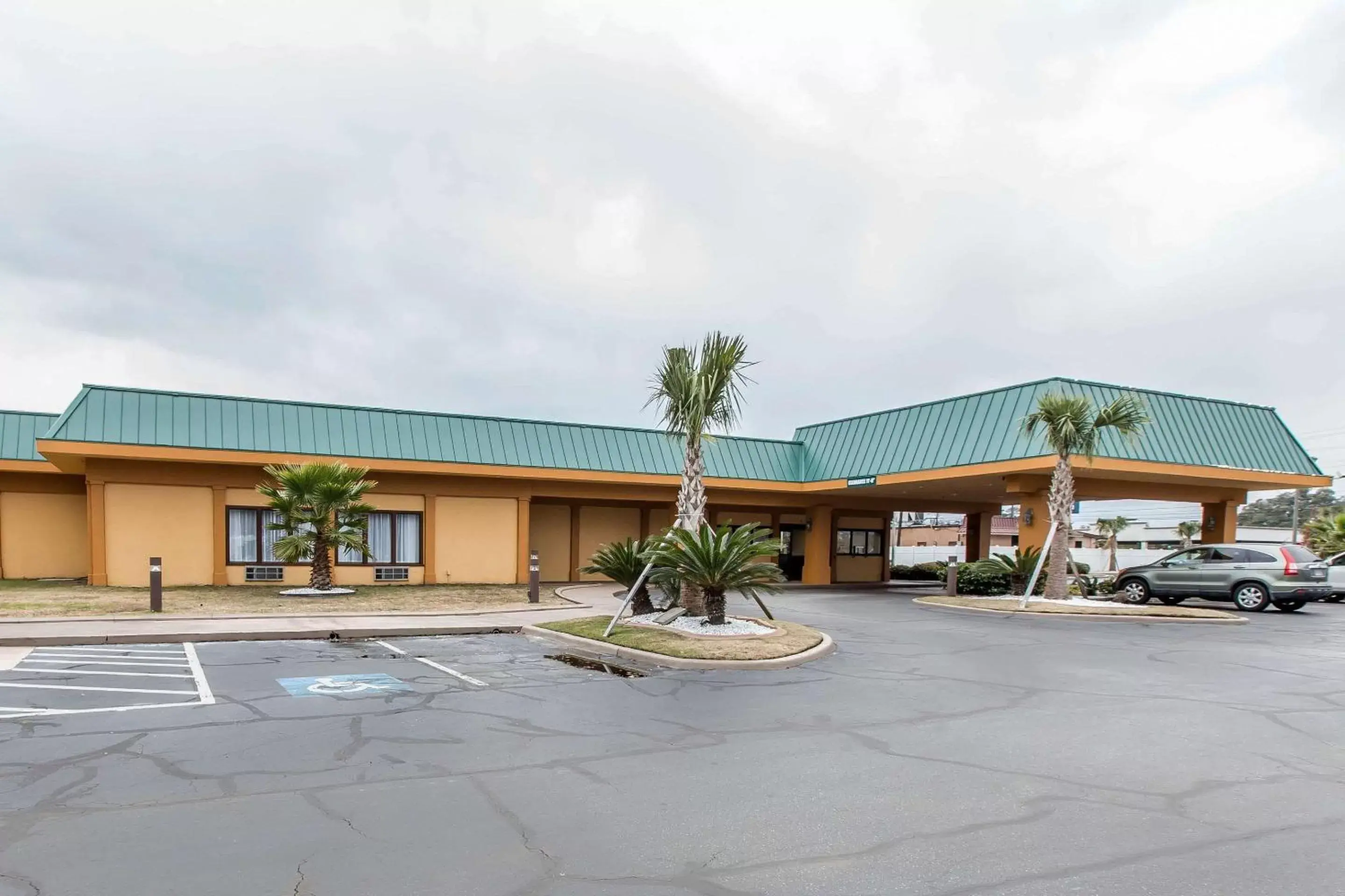 Property building in Quality Inn Savannah Midtown Property building in Quality Inn Savannah Midtown