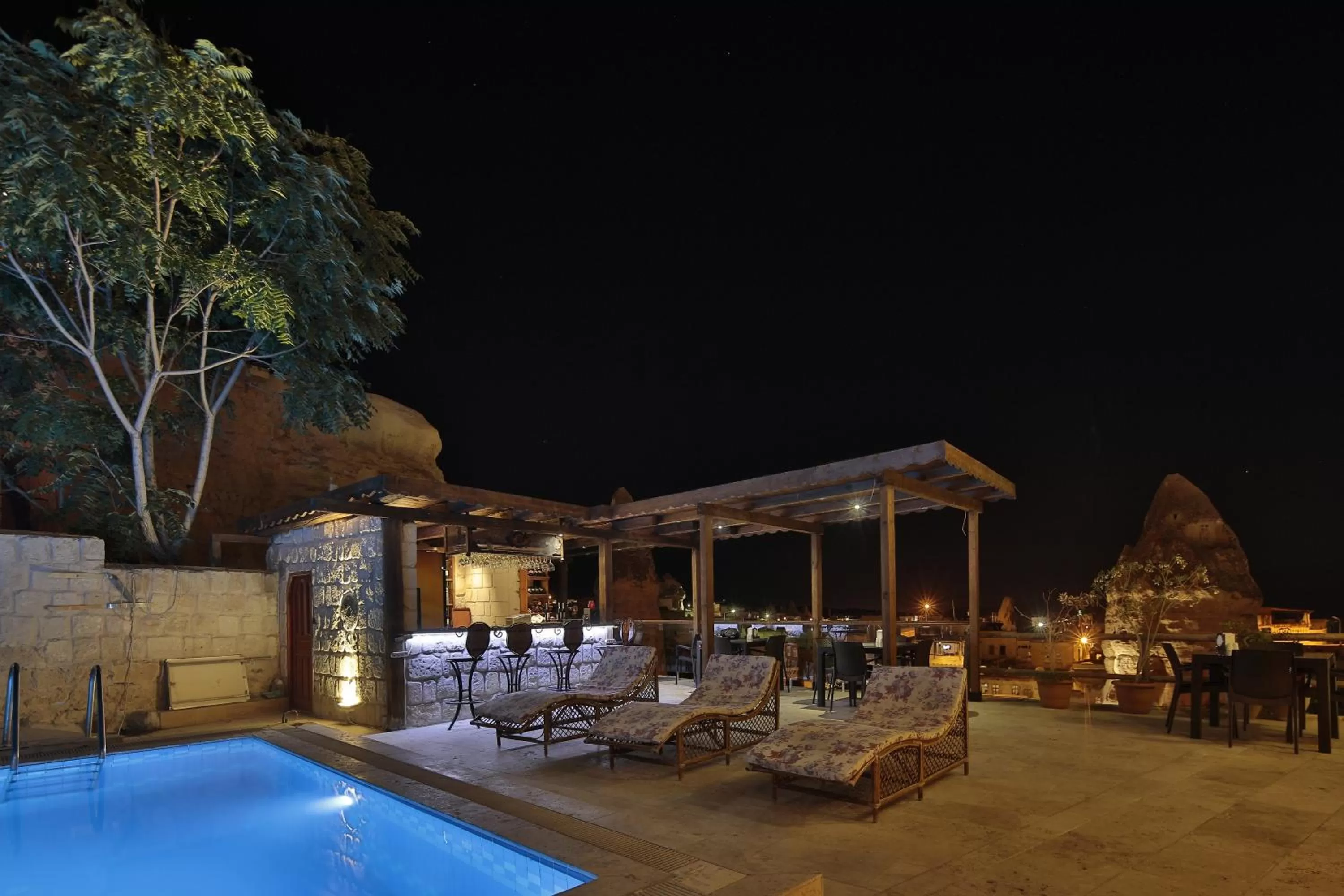 Night in Shoestring Cave House