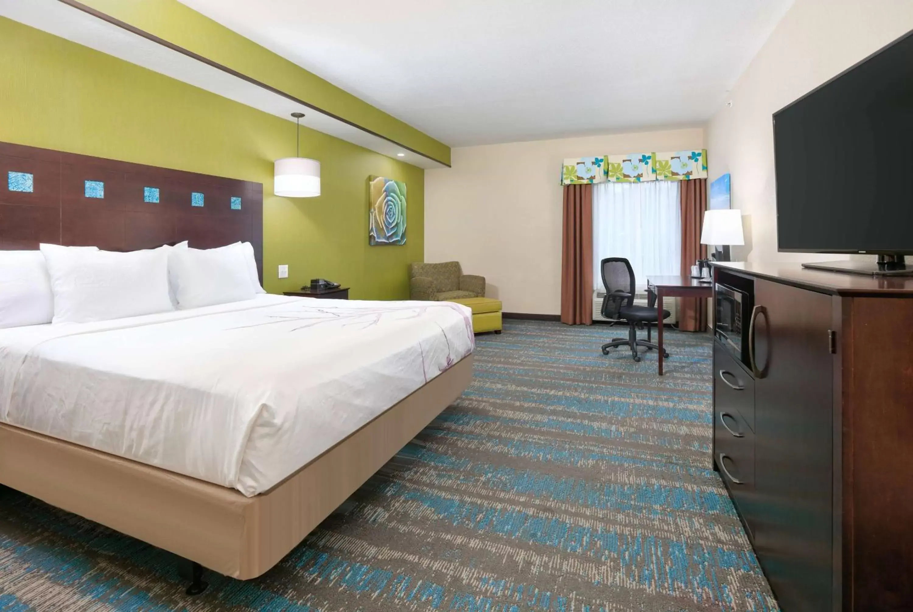 Photo of the whole room, Bed in La Quinta by Wyndham Dallas Grand Prairie South