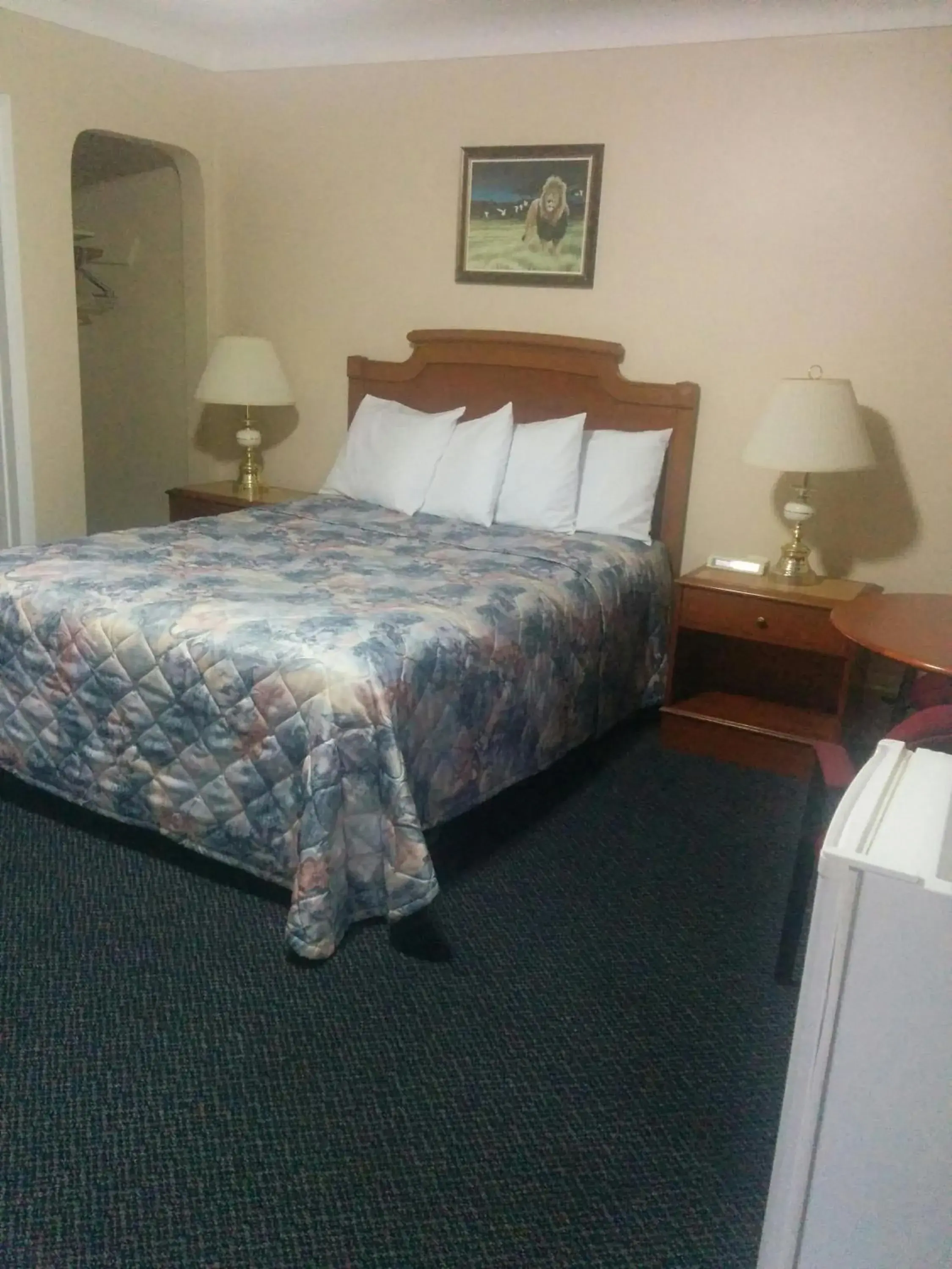 Photo of the whole room, Bed in The Gables Inn