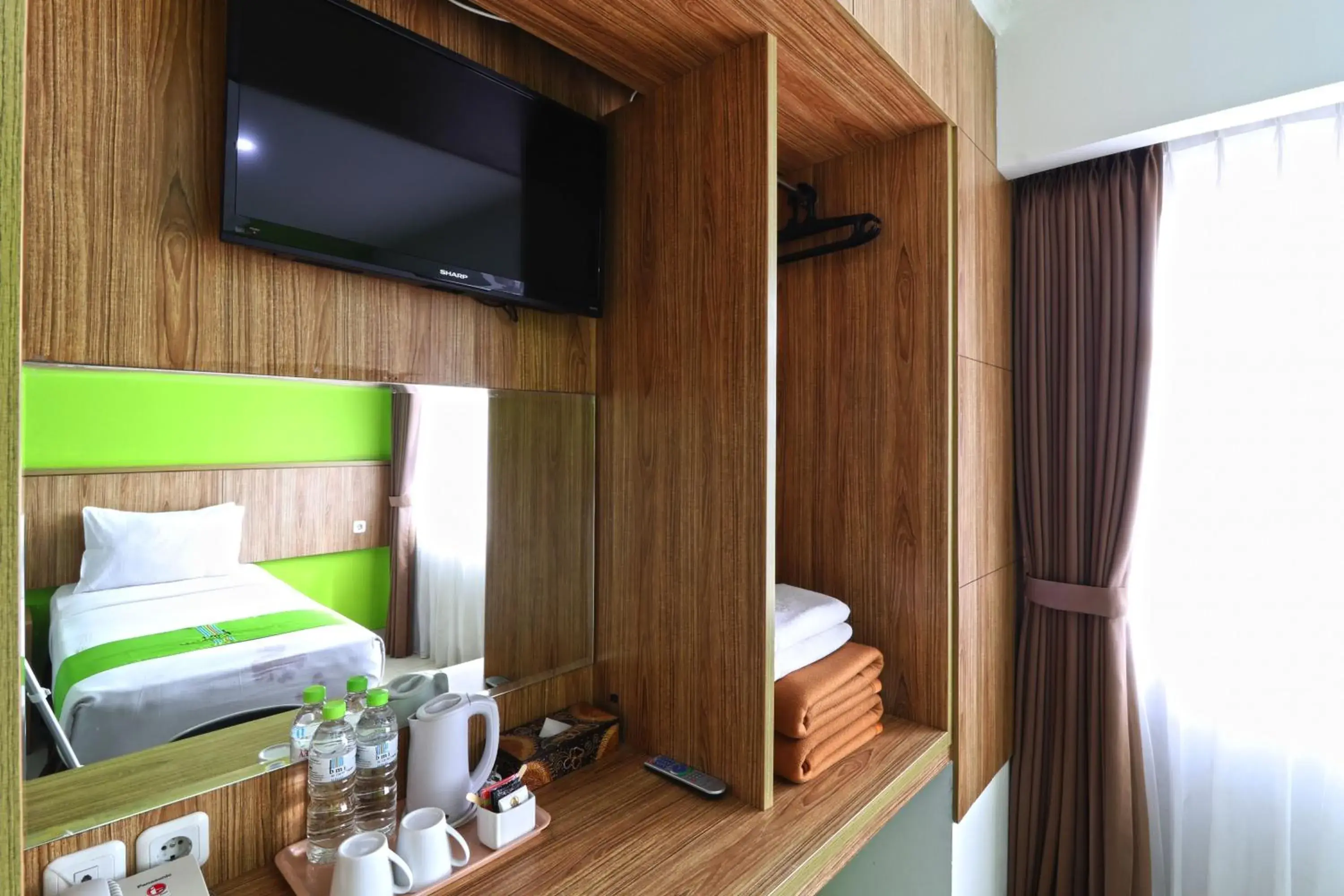 TV and multimedia, Bed in Hotel Bumi Makmur Indah Lembang