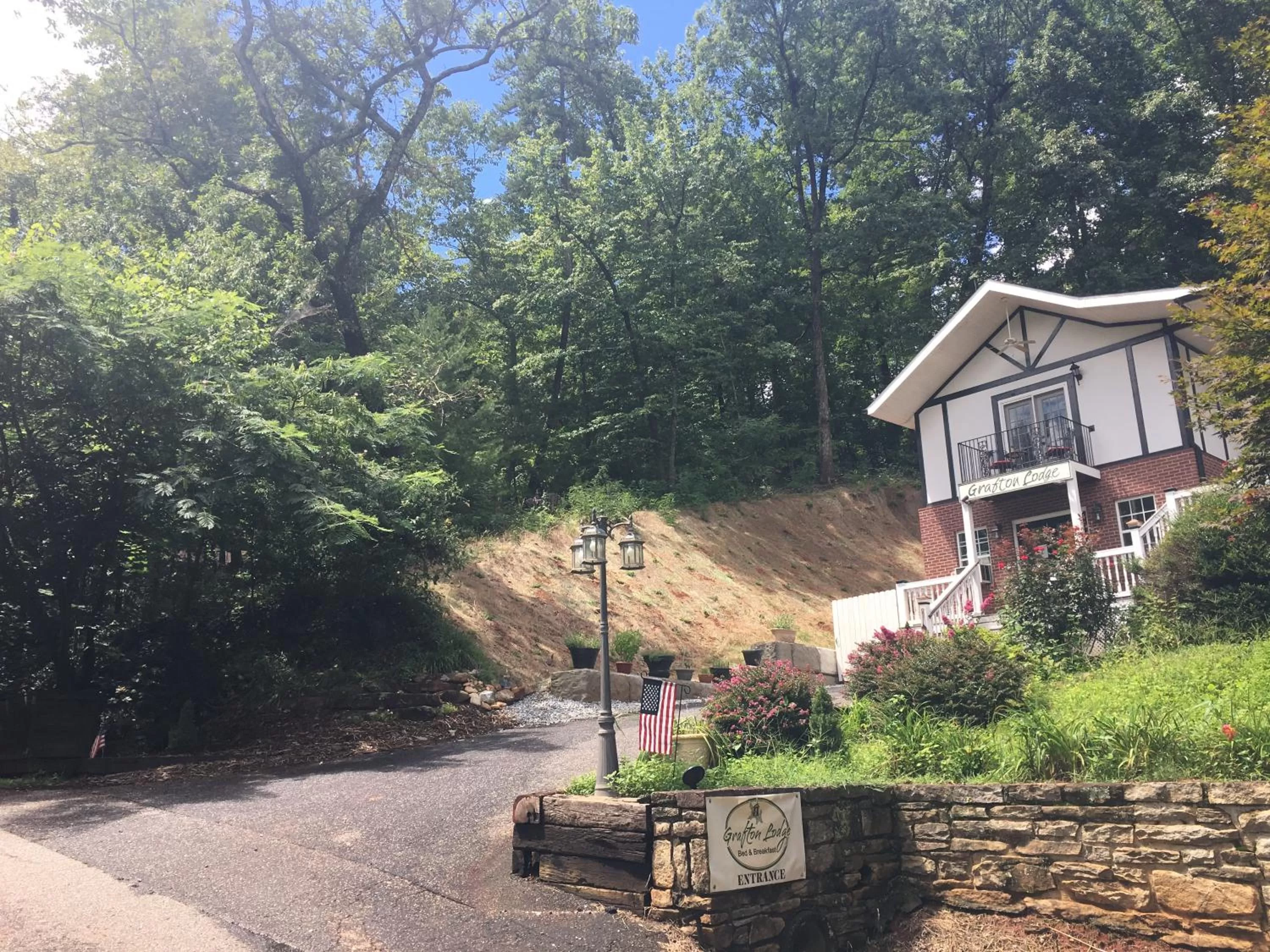 Facade/entrance in Grafton Lodge