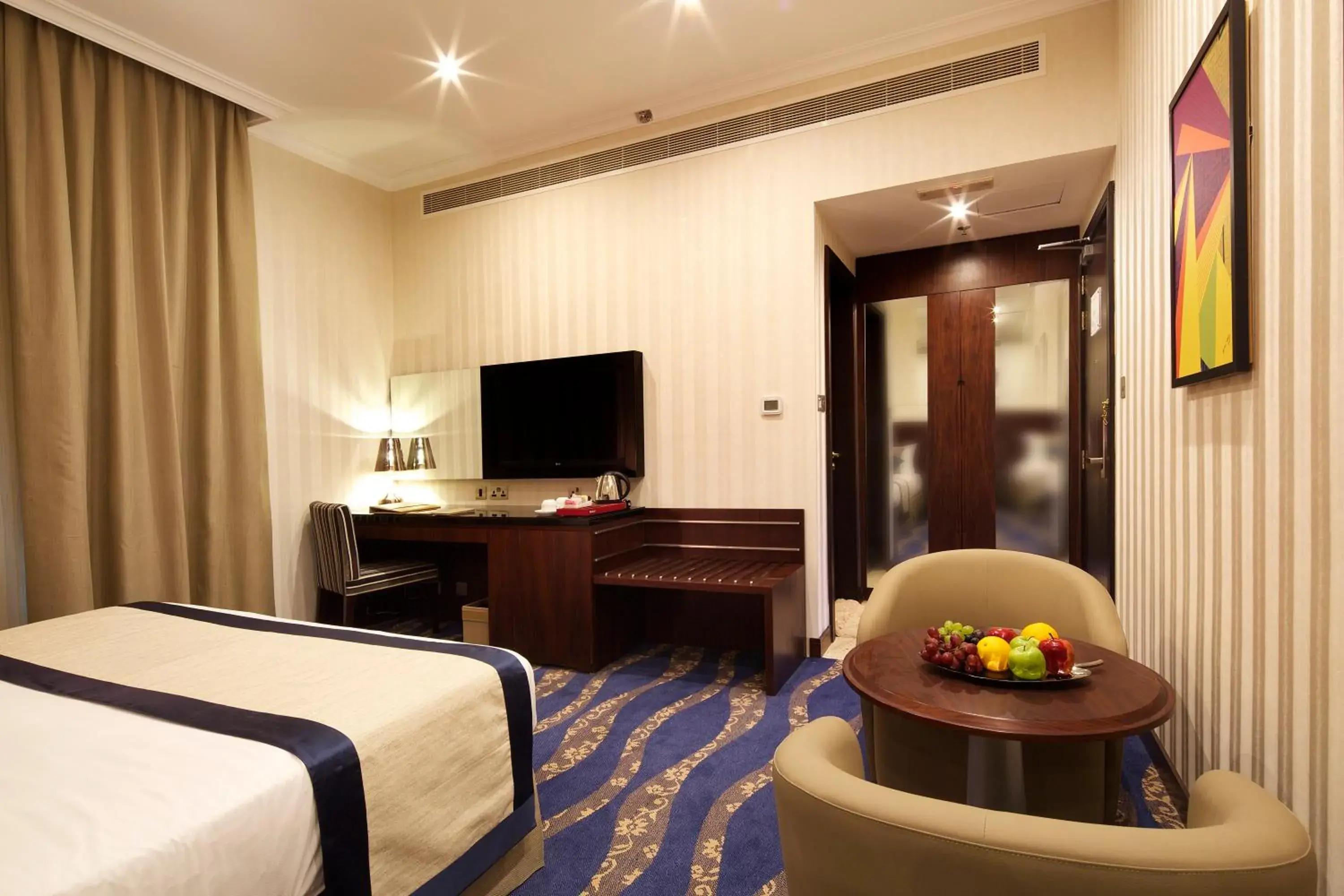 Photo of the whole room, TV/Entertainment Center in Raviz Center Point Hotel