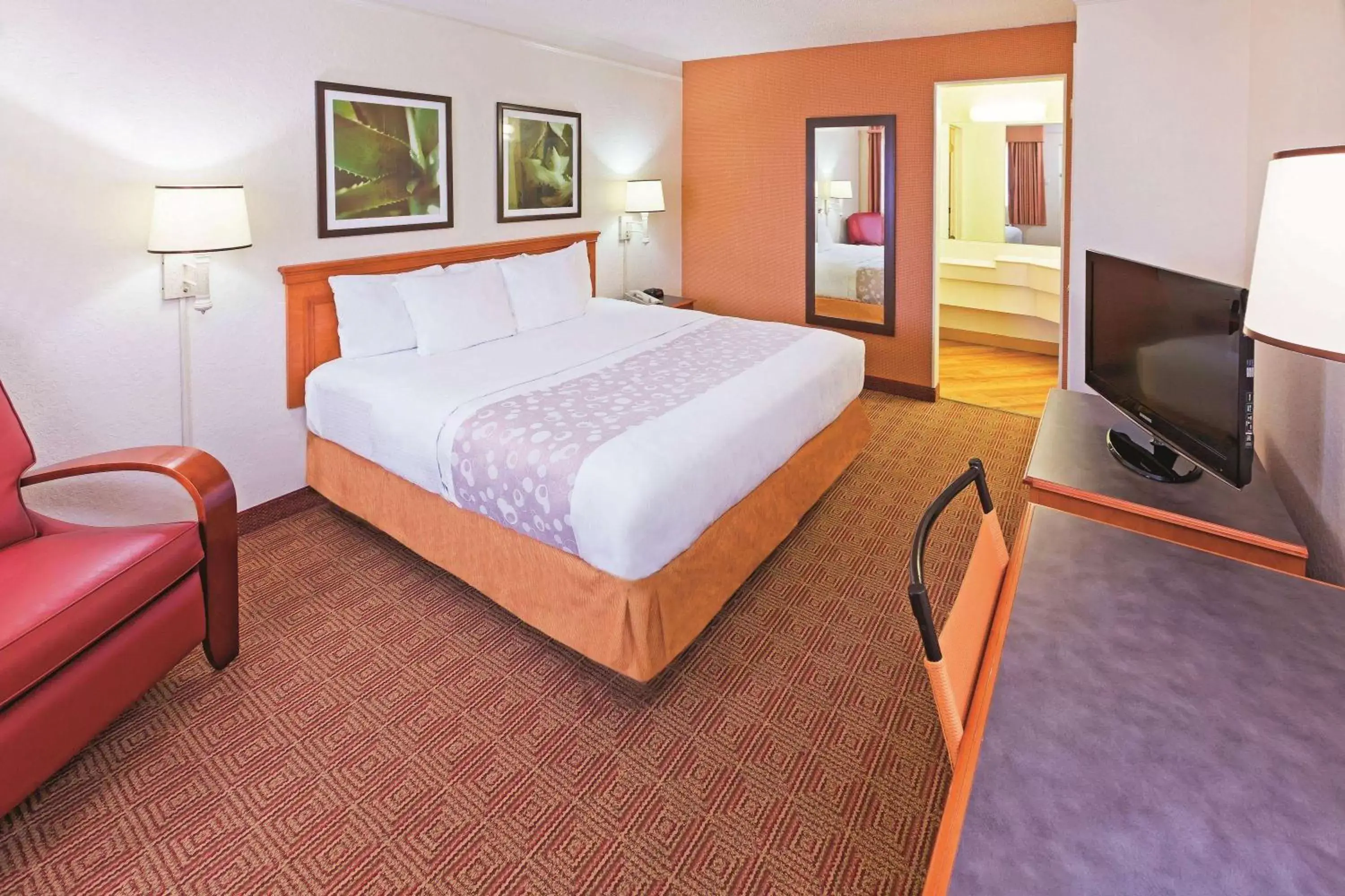 Photo of the whole room, Bed in Super 8 by Wyndham San Antonio Near SeaWorld Ingram Park