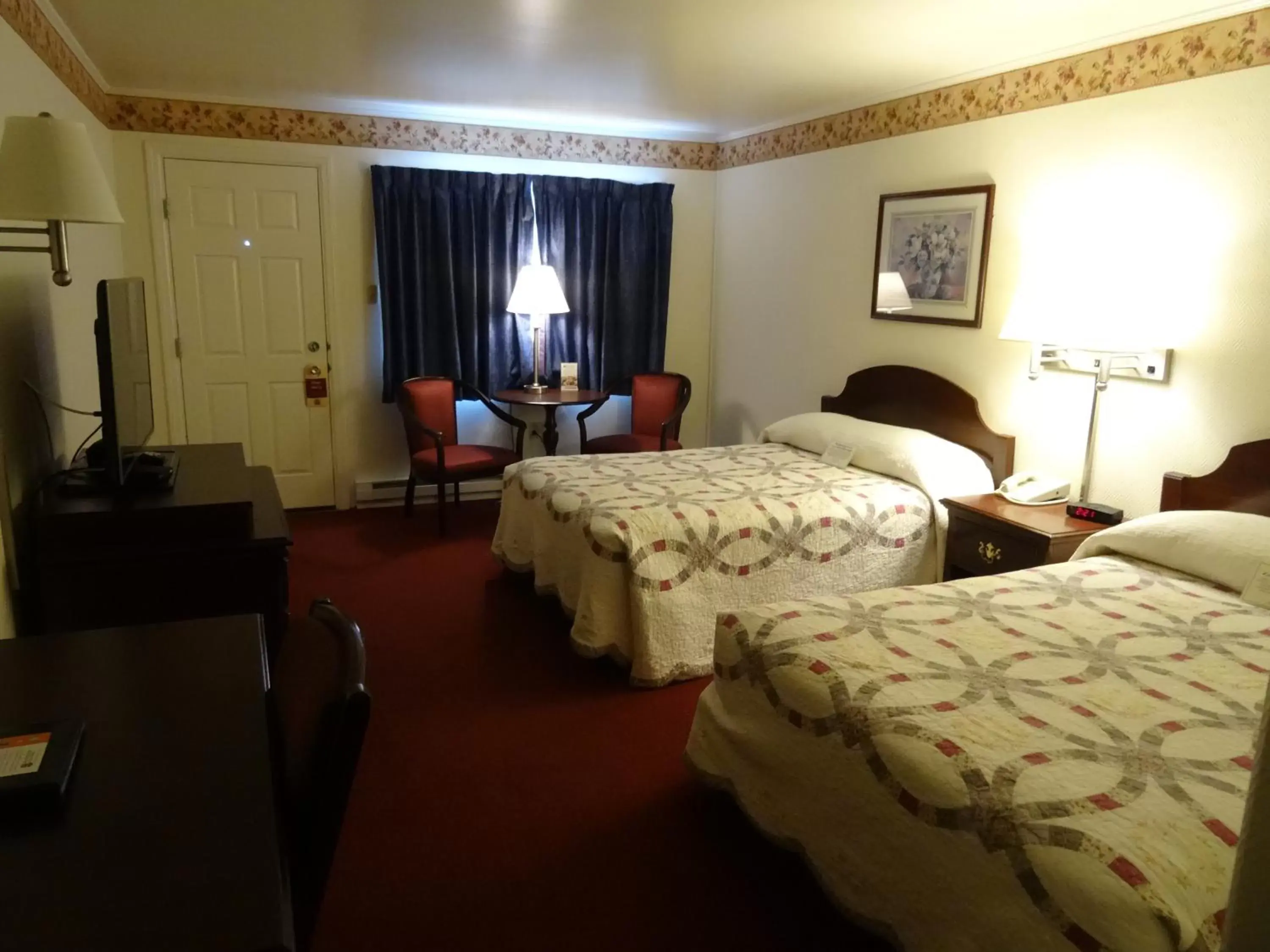 Photo of the whole room, Bed in Amish Country Motel