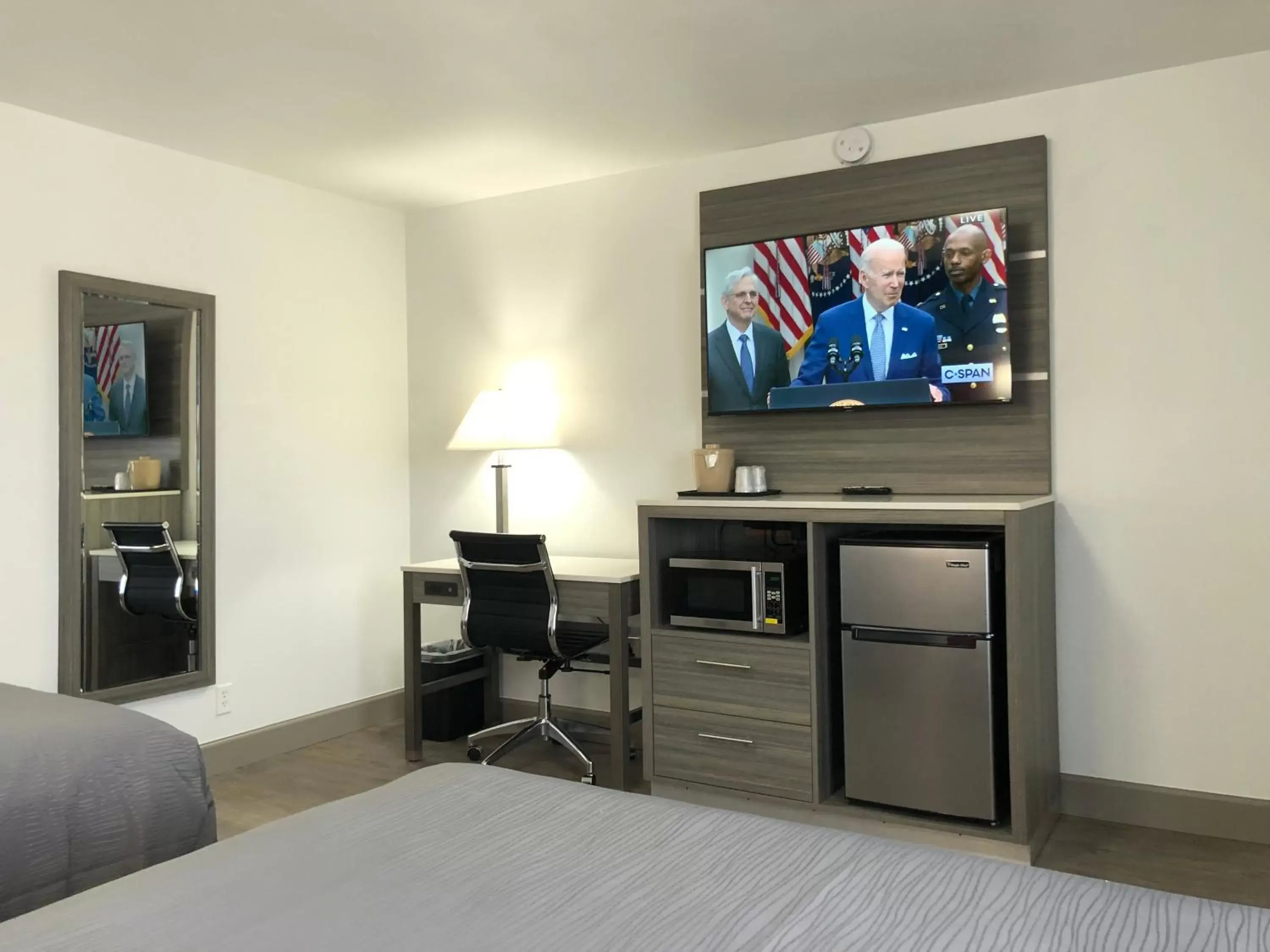 TV and multimedia, TV/Entertainment Center in Money Saver Motel