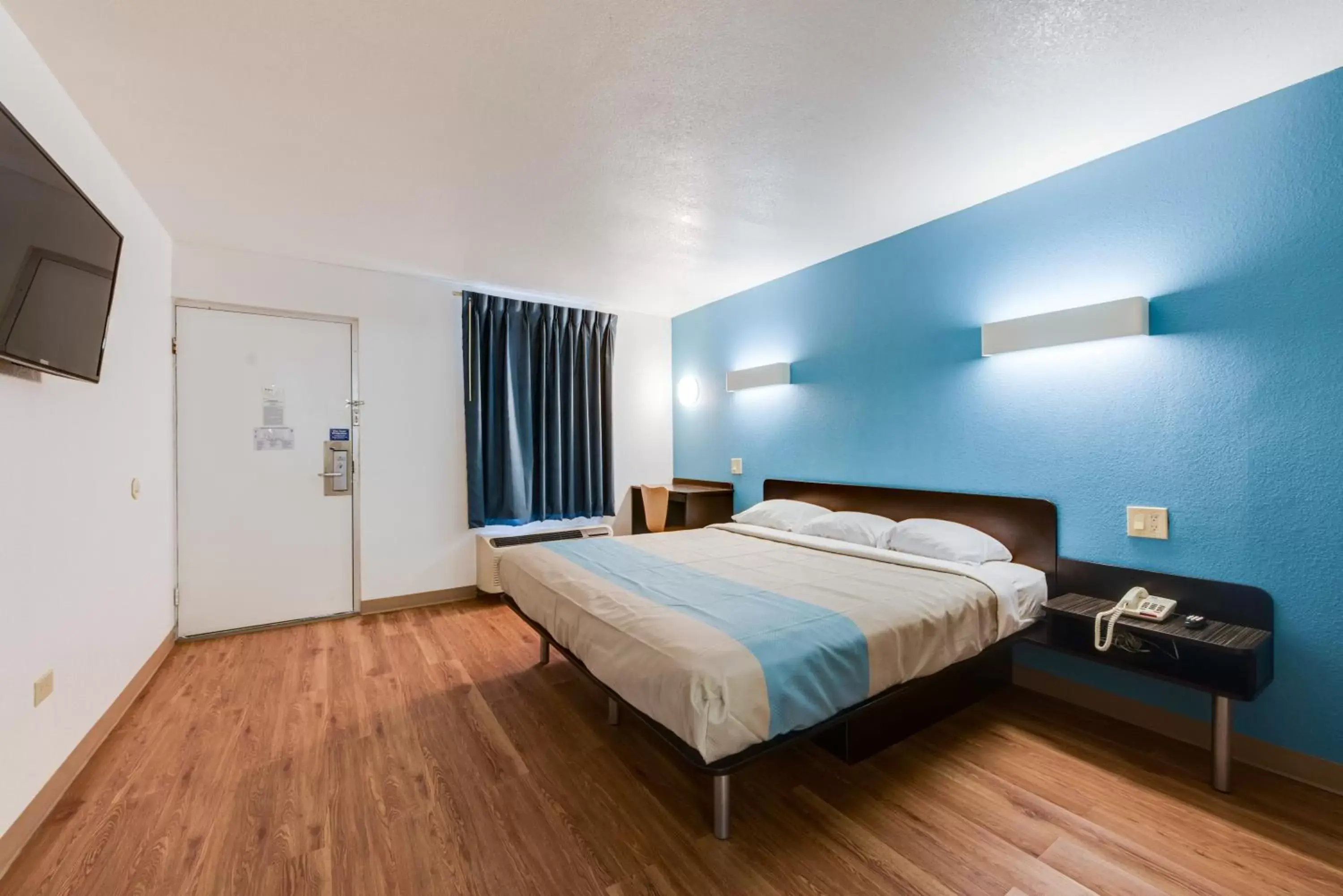 Bedroom, Bed in Motel 6-Kingston, TN Bedroom, Bed in Motel 6-Kingston, TN