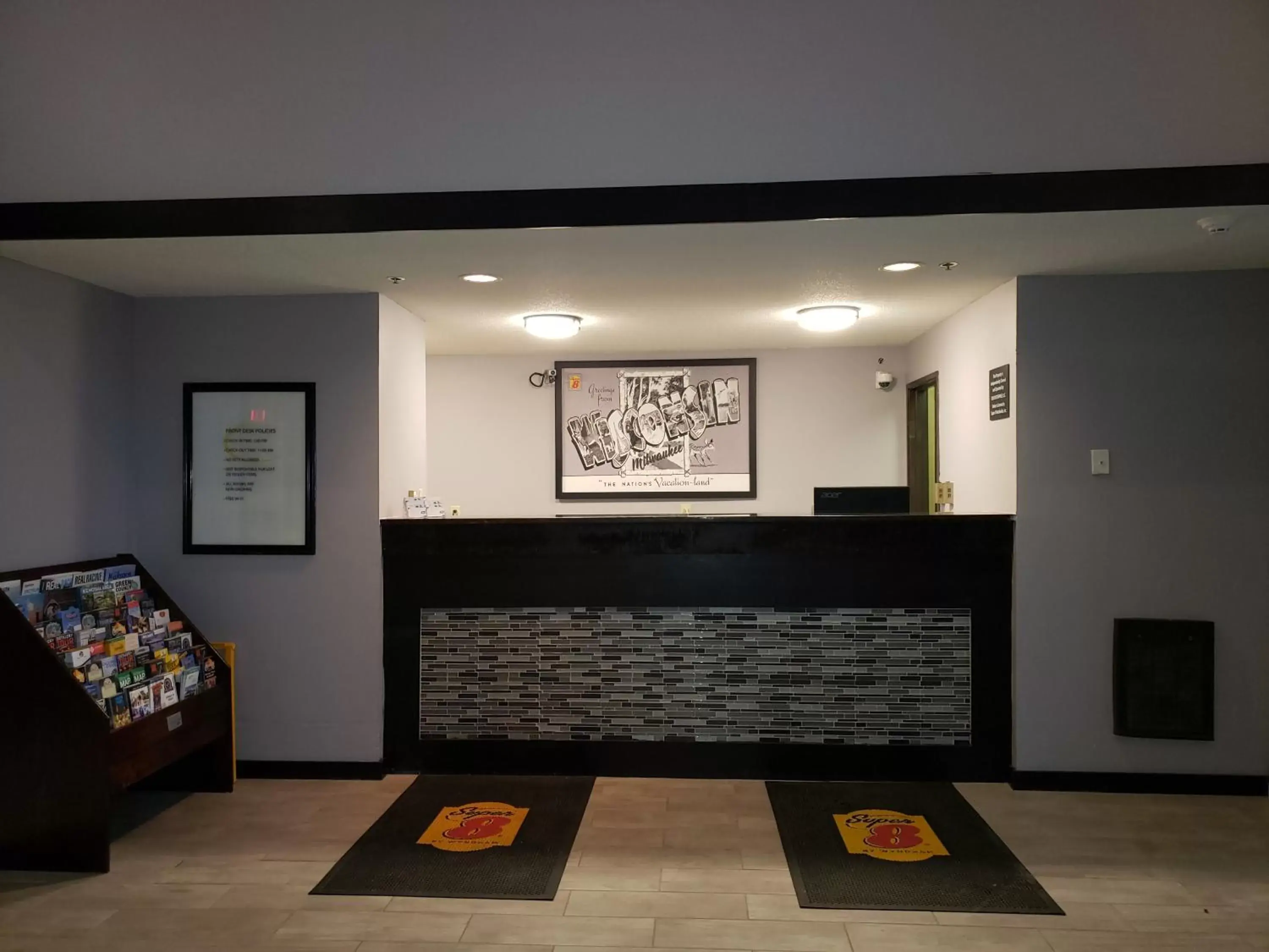 Lobby or reception, Lobby/Reception in Super 8 by Wyndham Milwaukee Airport