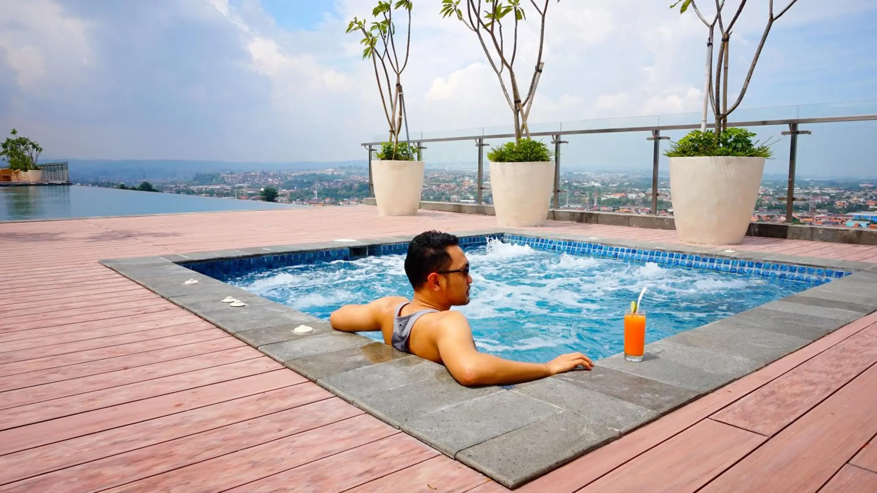 Open Air Bath, Swimming Pool in Louis Kienne Hotel Pandanaran