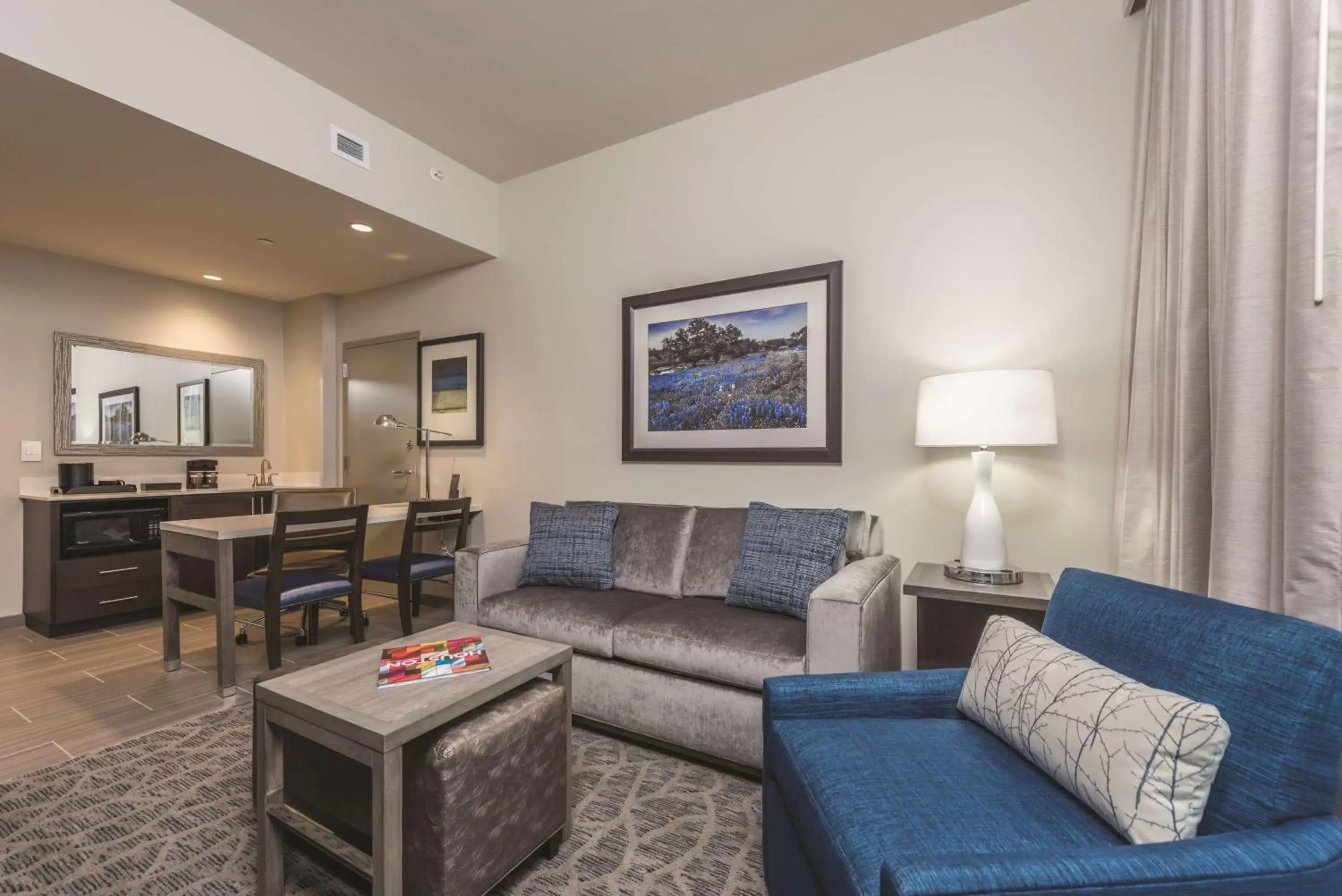 Bedroom, Seating Area in Embassy Suites by Hilton The Woodlands