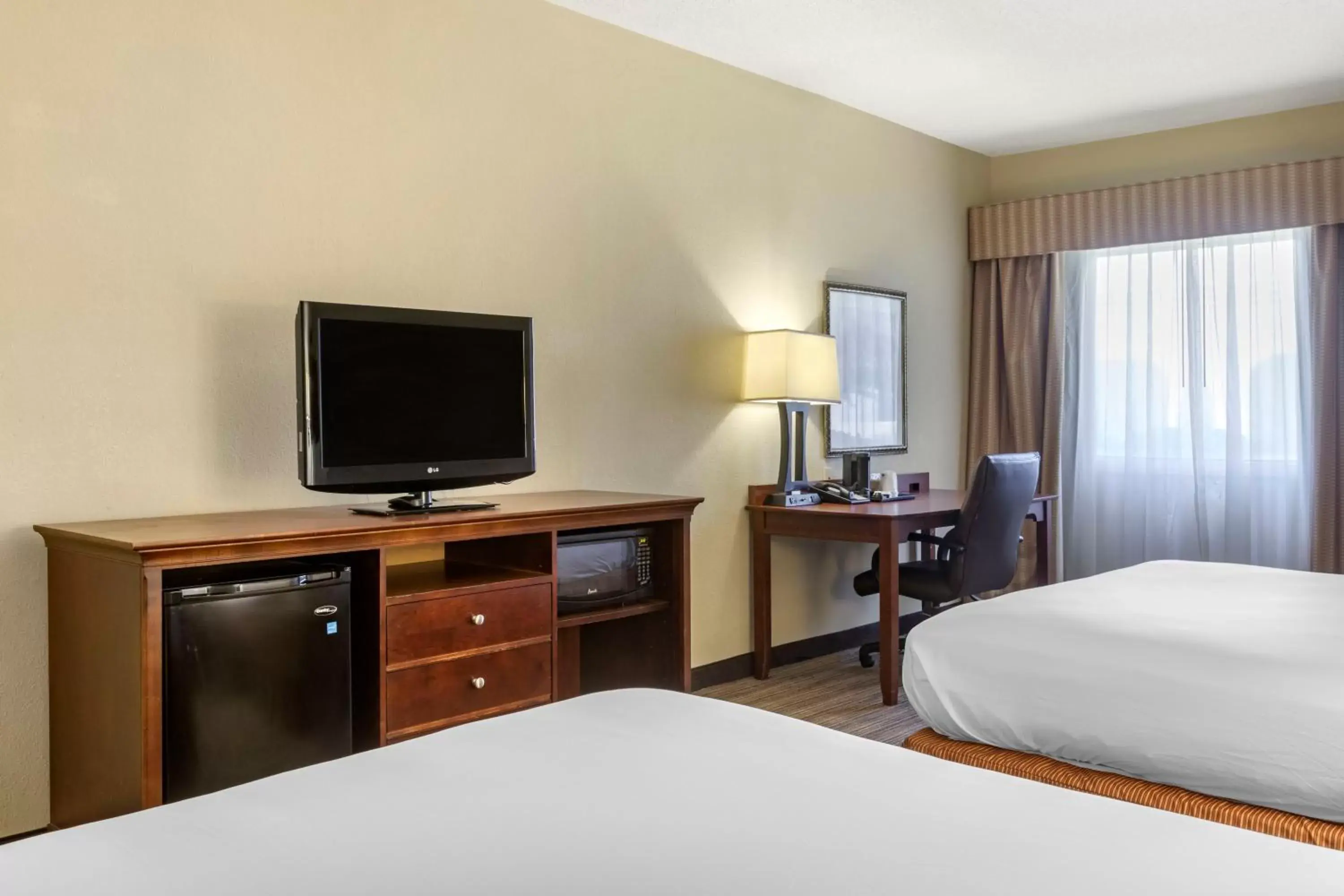 Bed, TV/Entertainment Center in Country Inn & Suites Atlanta Downtown