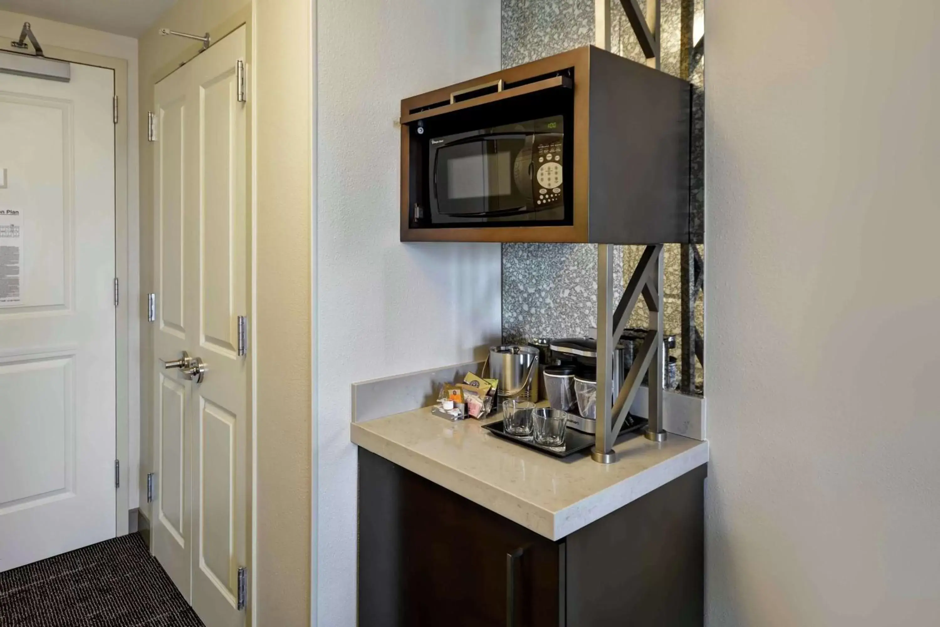 Kitchen or kitchenette, Kitchen/Kitchenette in DoubleTree by Hilton Chicago Midway Airport, IL