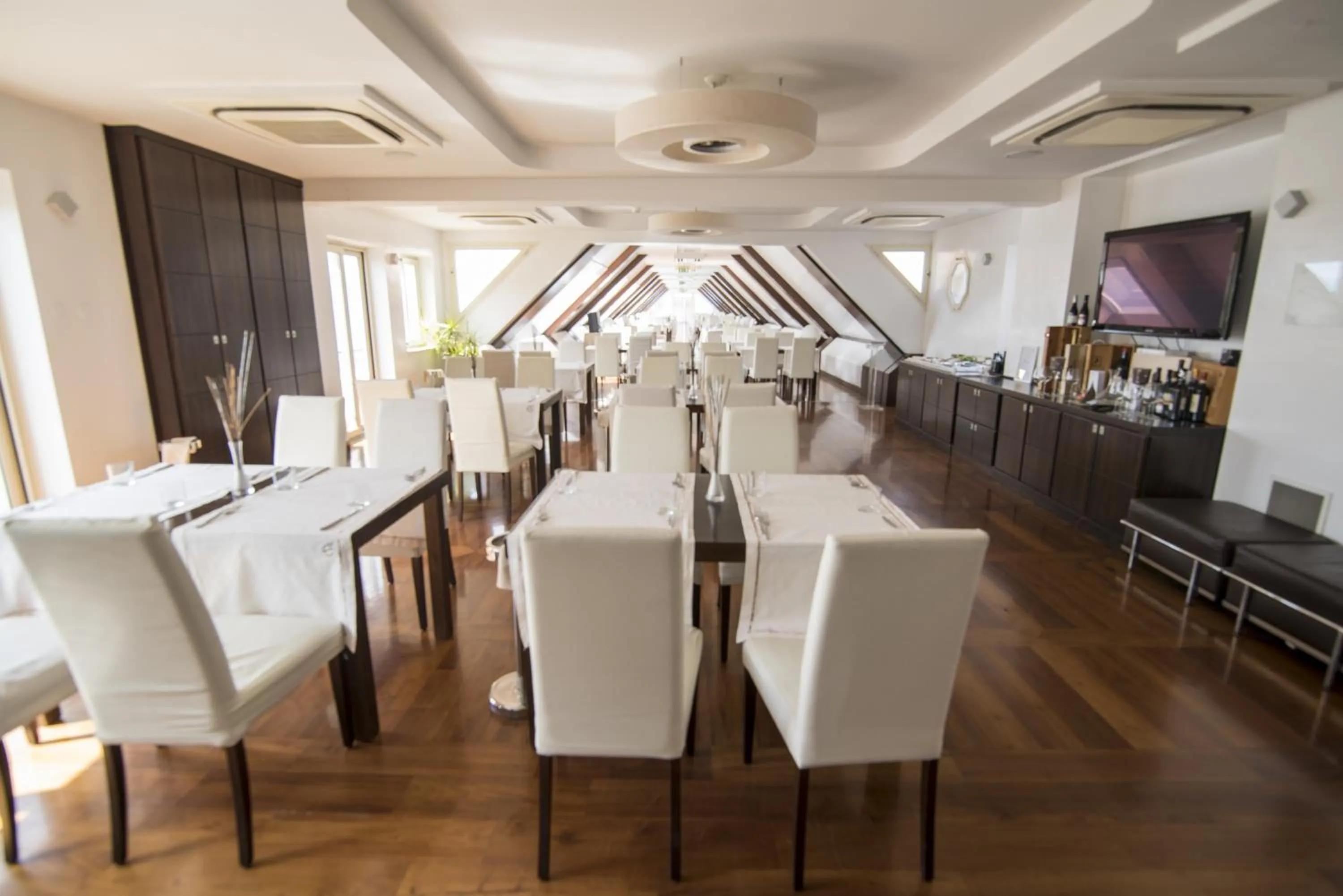 Lounge or bar in E' Hotel