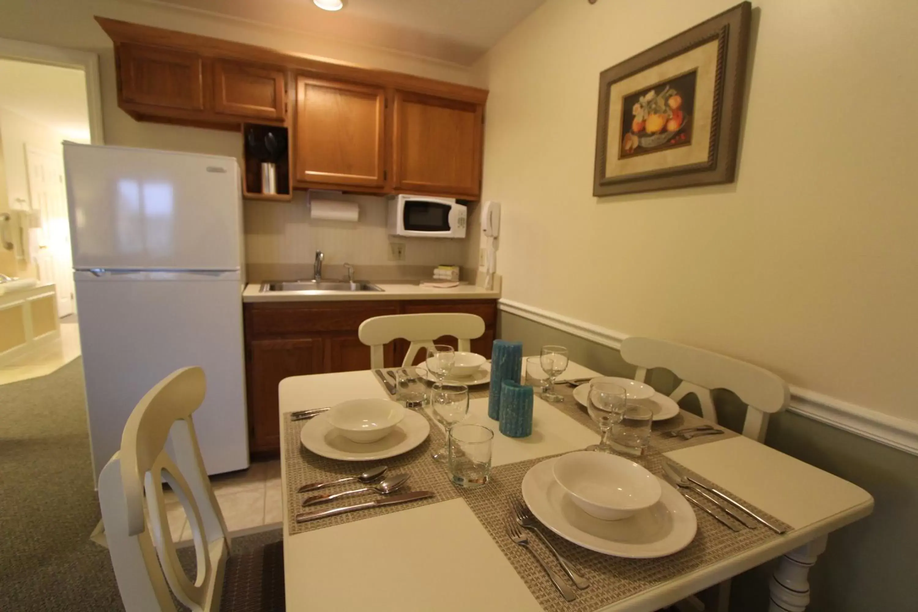 Kitchen or kitchenette, Dining Area in InnSeason Resorts The Falls at Ogunquit