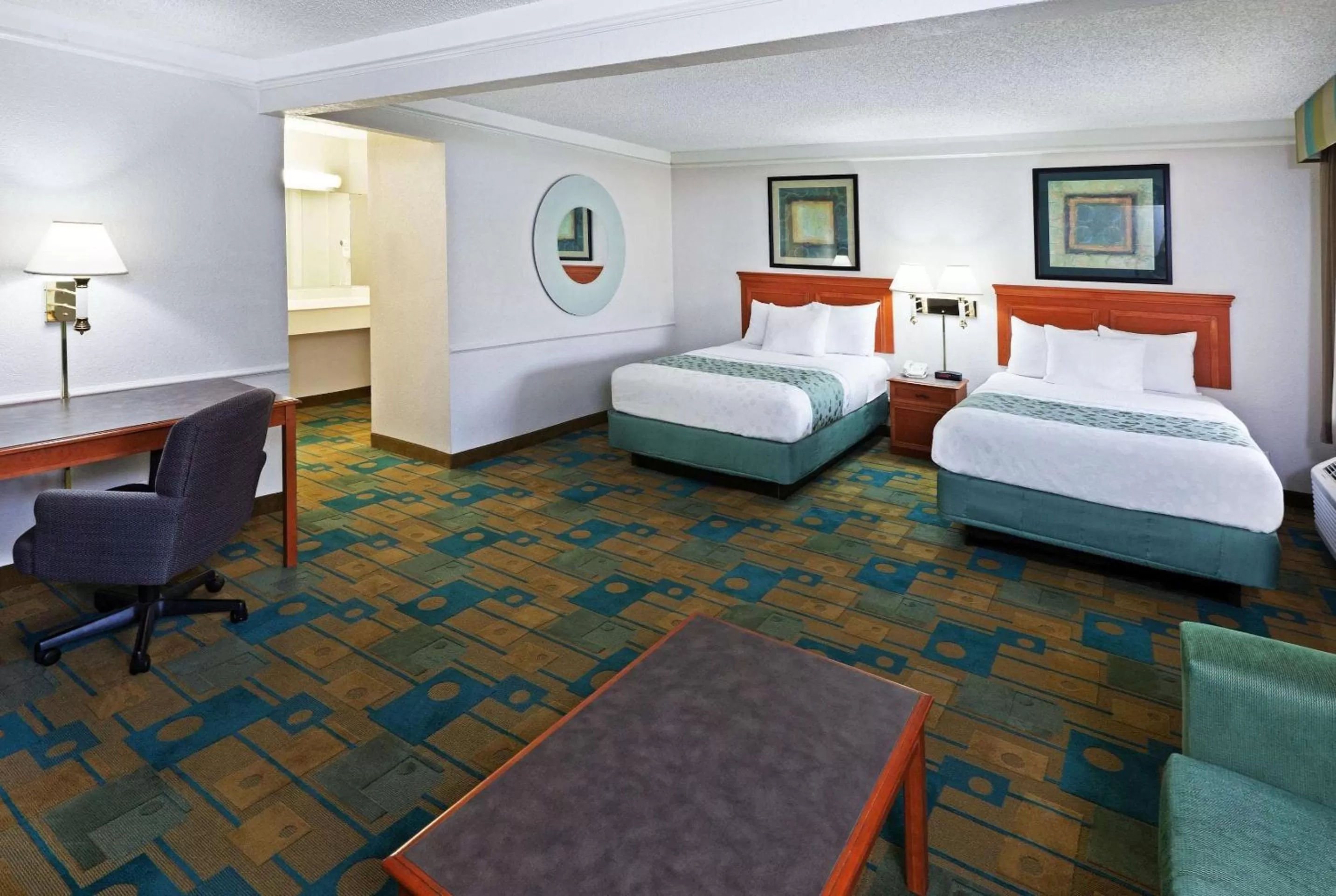 Photo of the whole room, Bed in La Quinta Inn by Wyndham Austin Oltorf