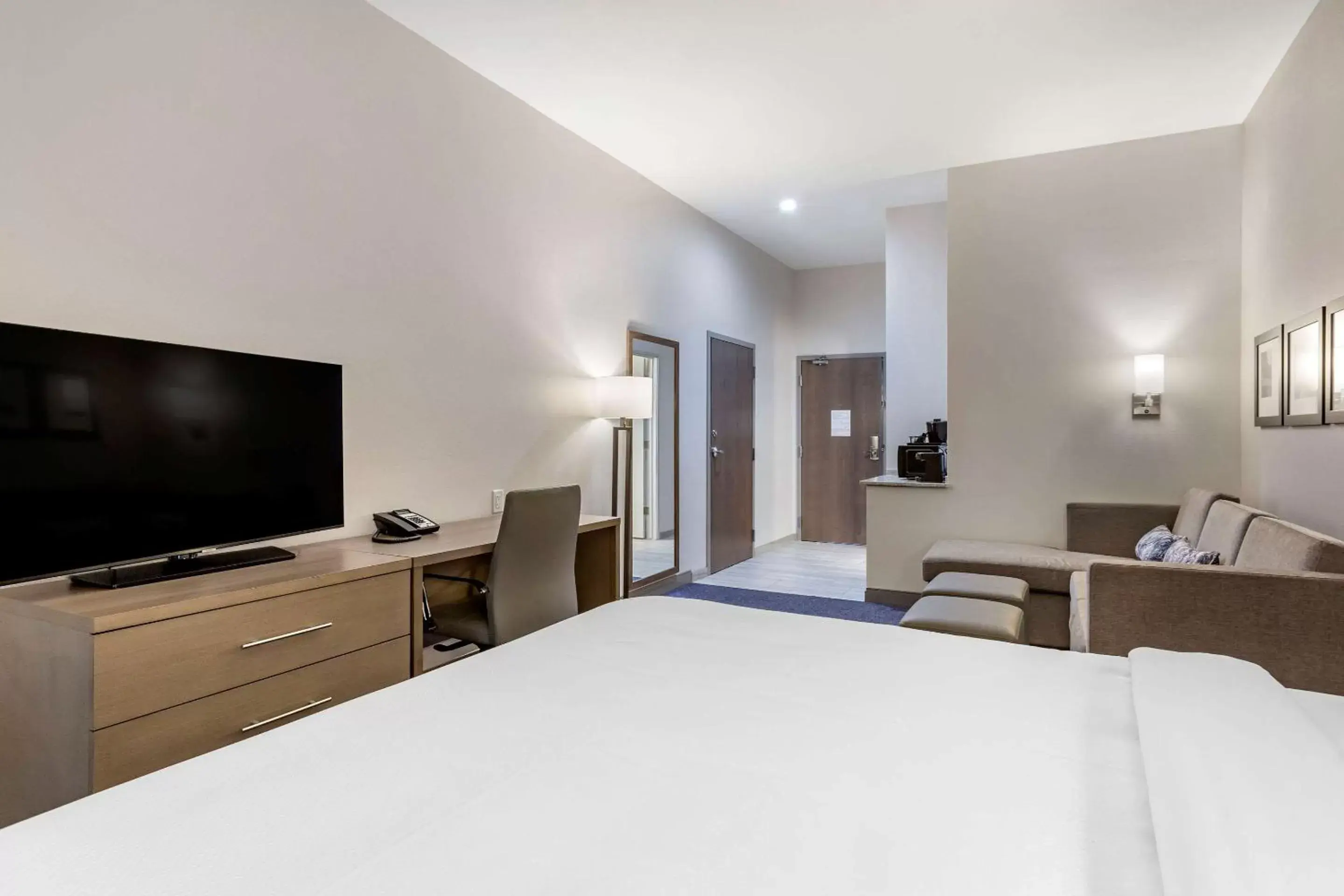 Photo of the whole room, Bed in Comfort Suites Scottsdale Talking Stick Entertainment District