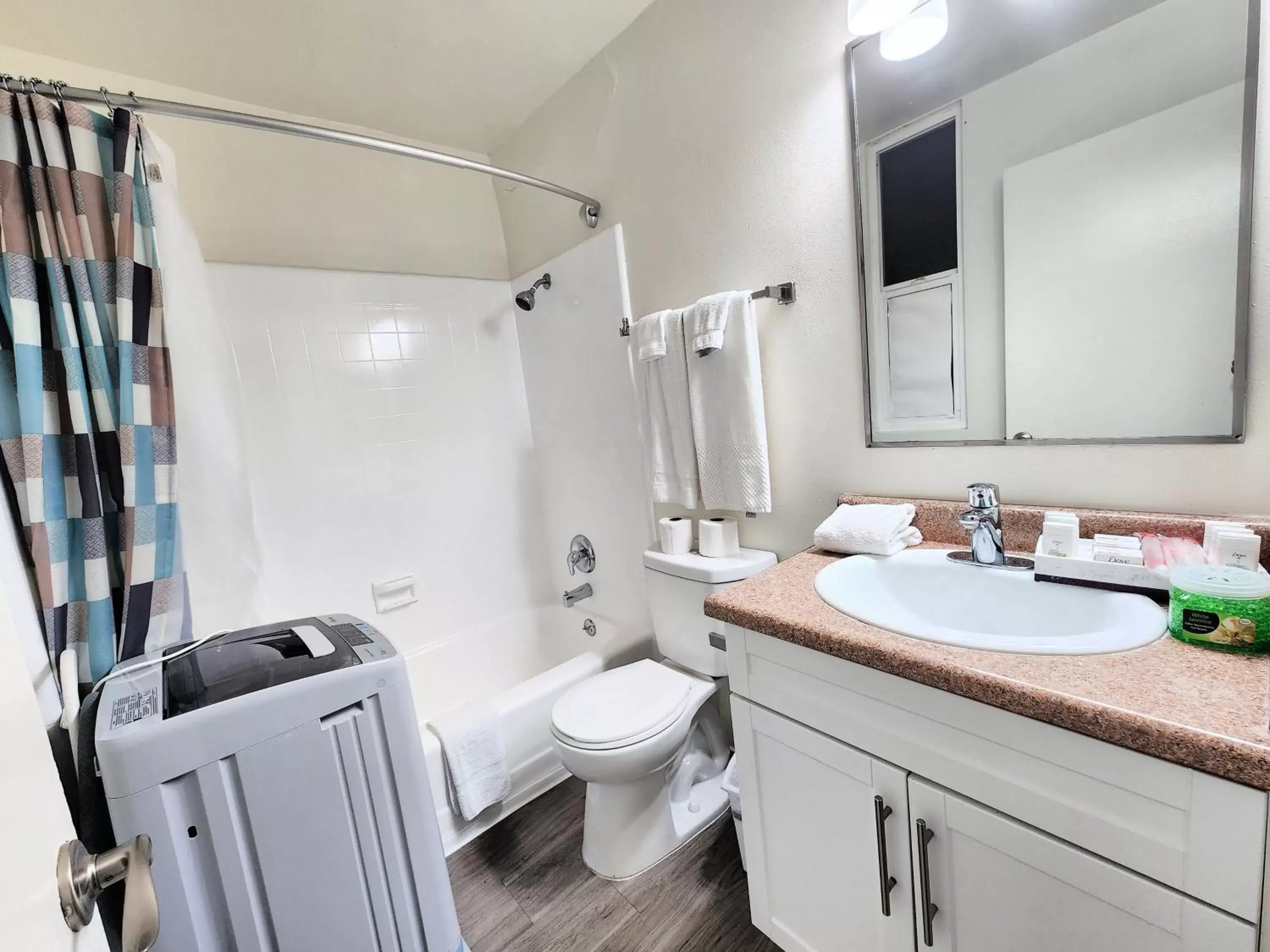 Bathroom in Executive Santa Monica Suites