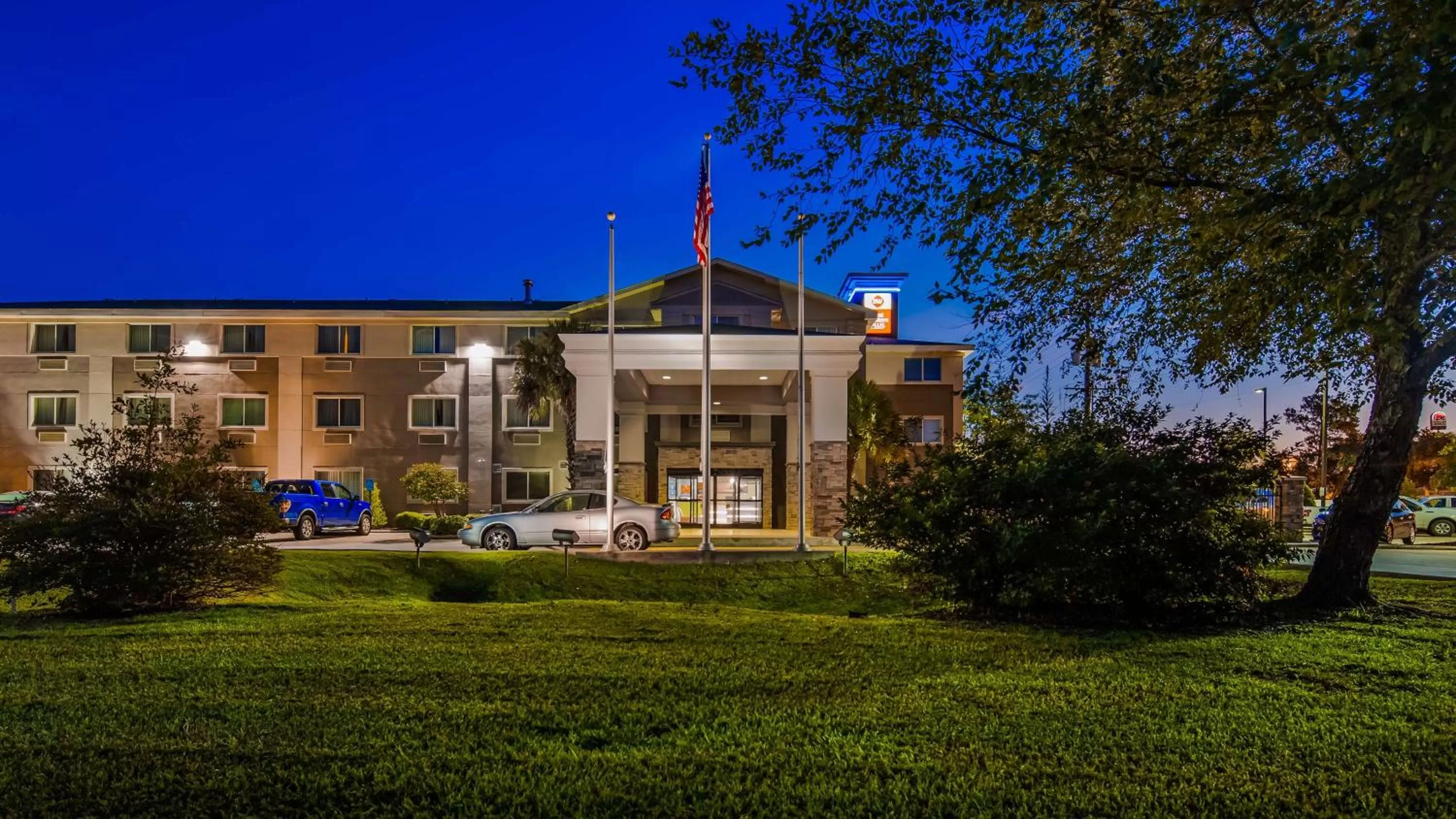 Property building in Best Western Slidell Hotel