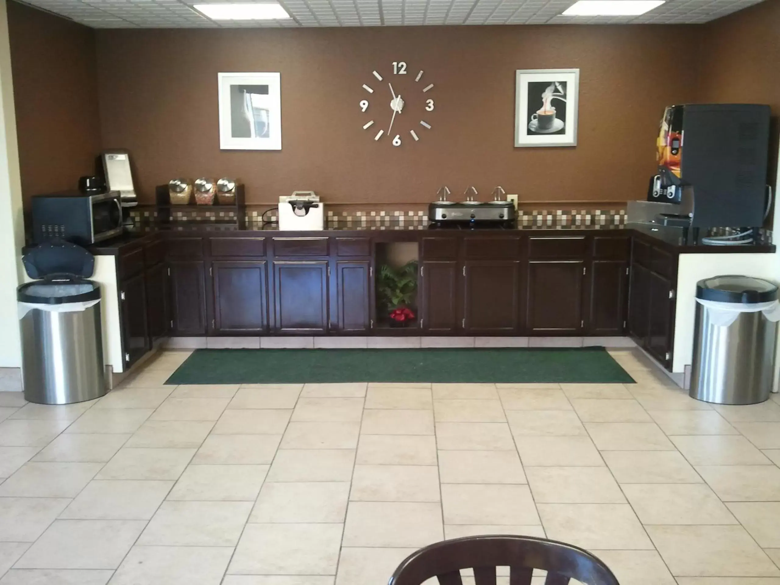 Lobby or reception, Kitchen/Kitchenette in Magnuson Hotel Red Baron