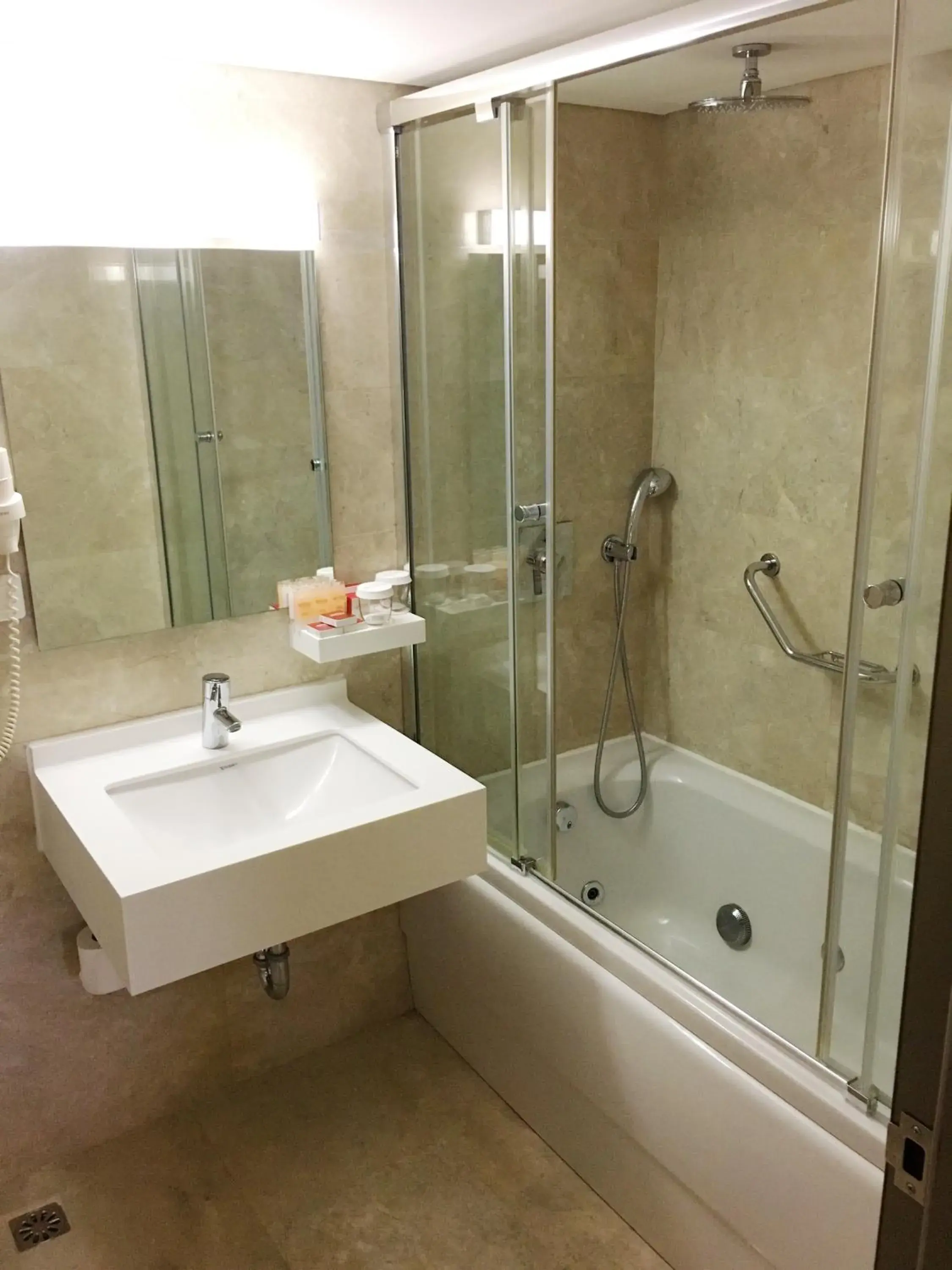 Bathroom in Kent Hotel