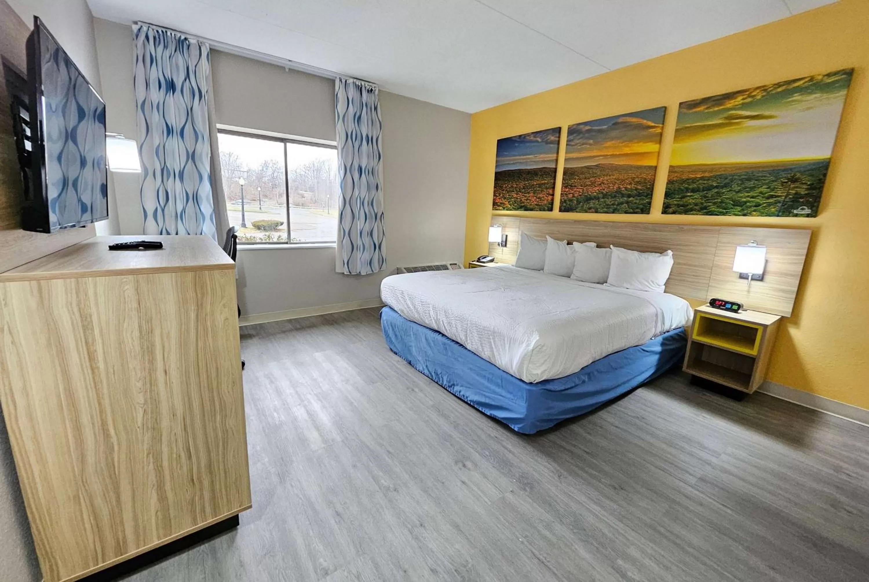 Photo of the whole room, Bed in Days Inn by Wyndham Berlin Meriden