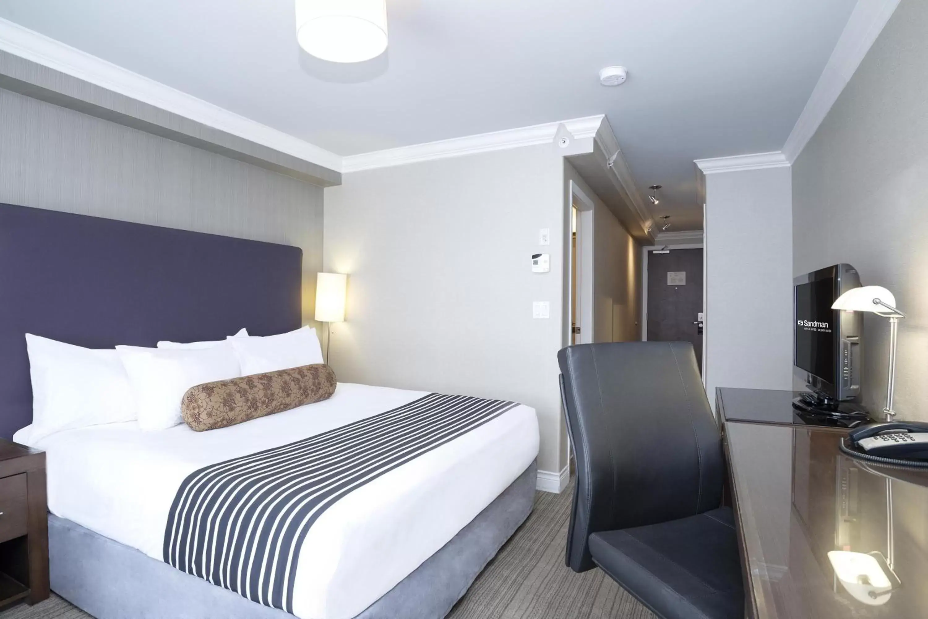 Bedroom in Sandman Hotel & Suites Calgary South