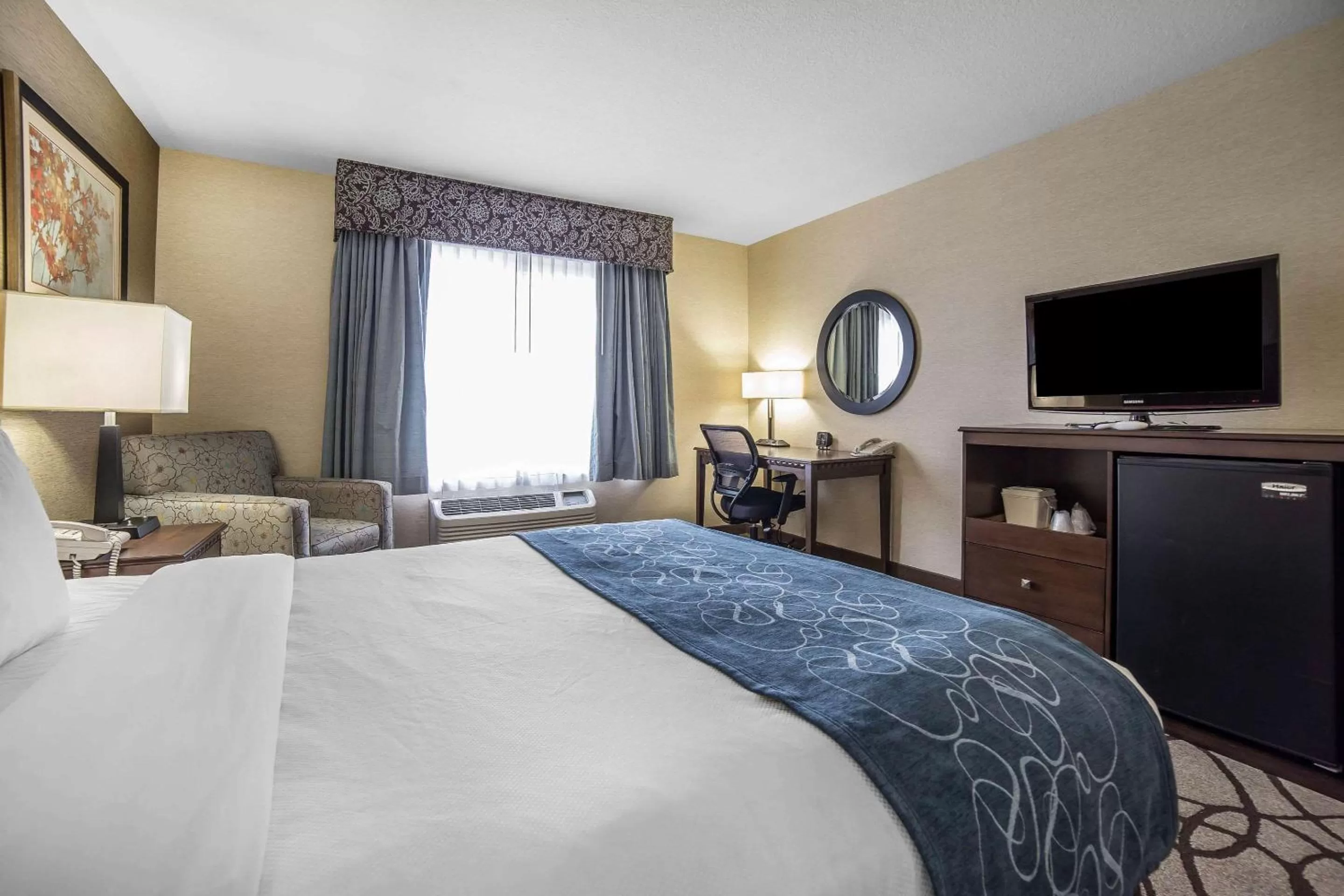 Photo of the whole room, Bed in Comfort Suites Salt Lake City Airport