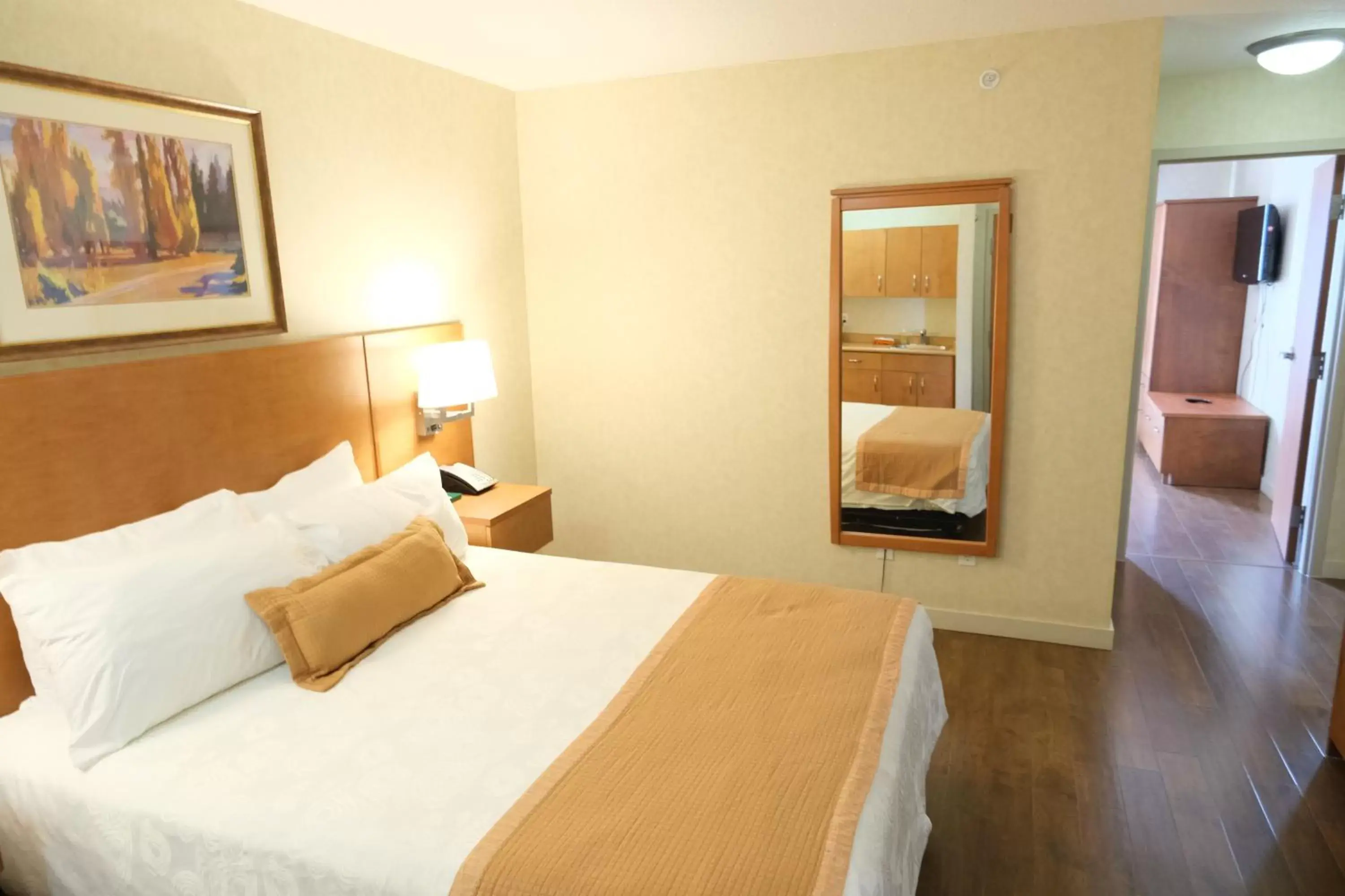 Photo of the whole room, Bed in Rosslyn Inn & Suites