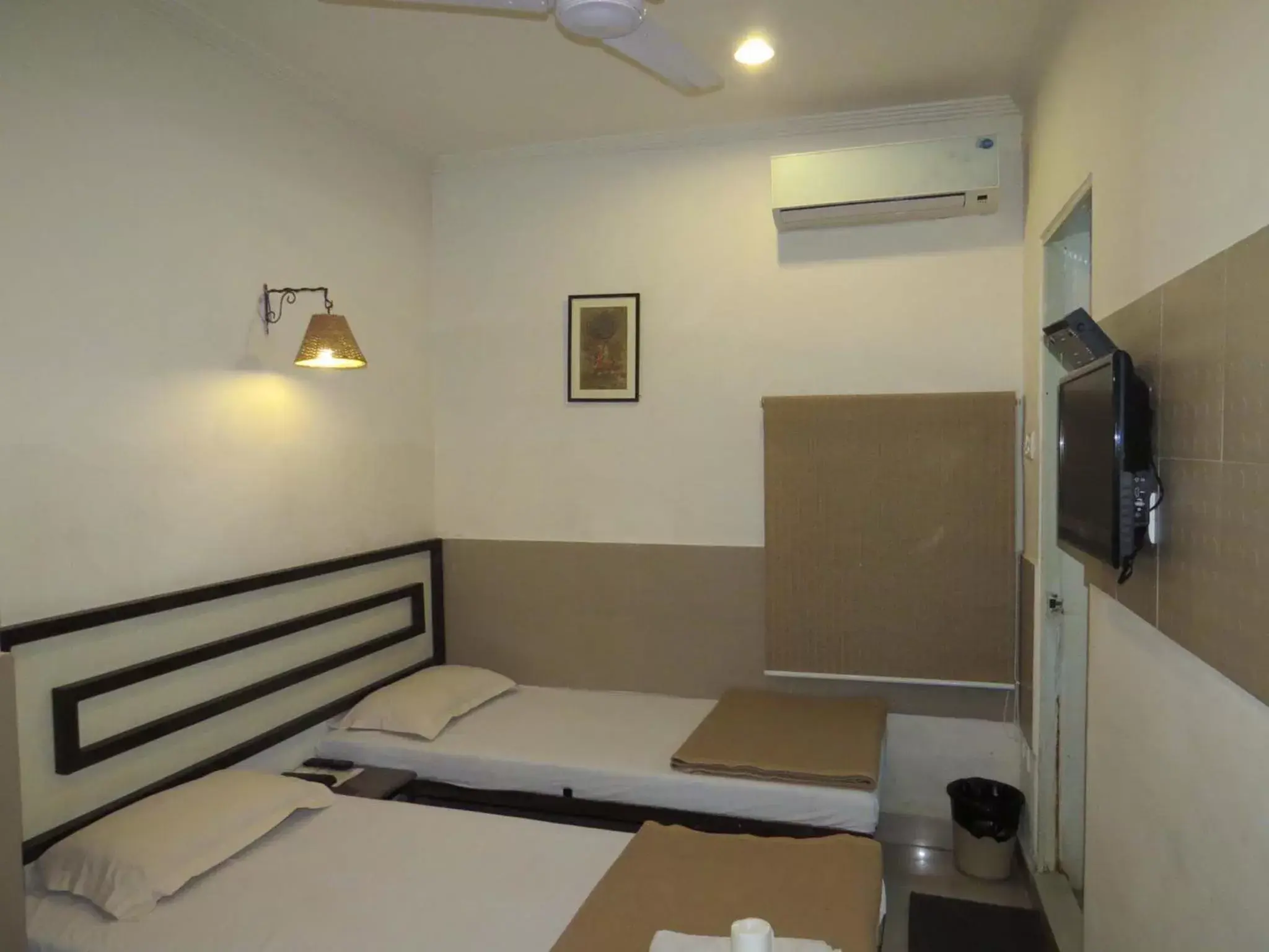 Bed in Smyle Inn - Best Value Hotel near New Delhi Station