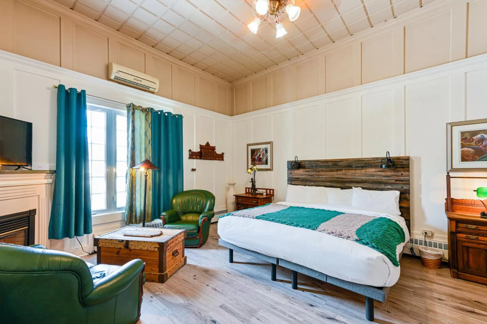 Bed in Hôtel-La Grande Maison et Spa