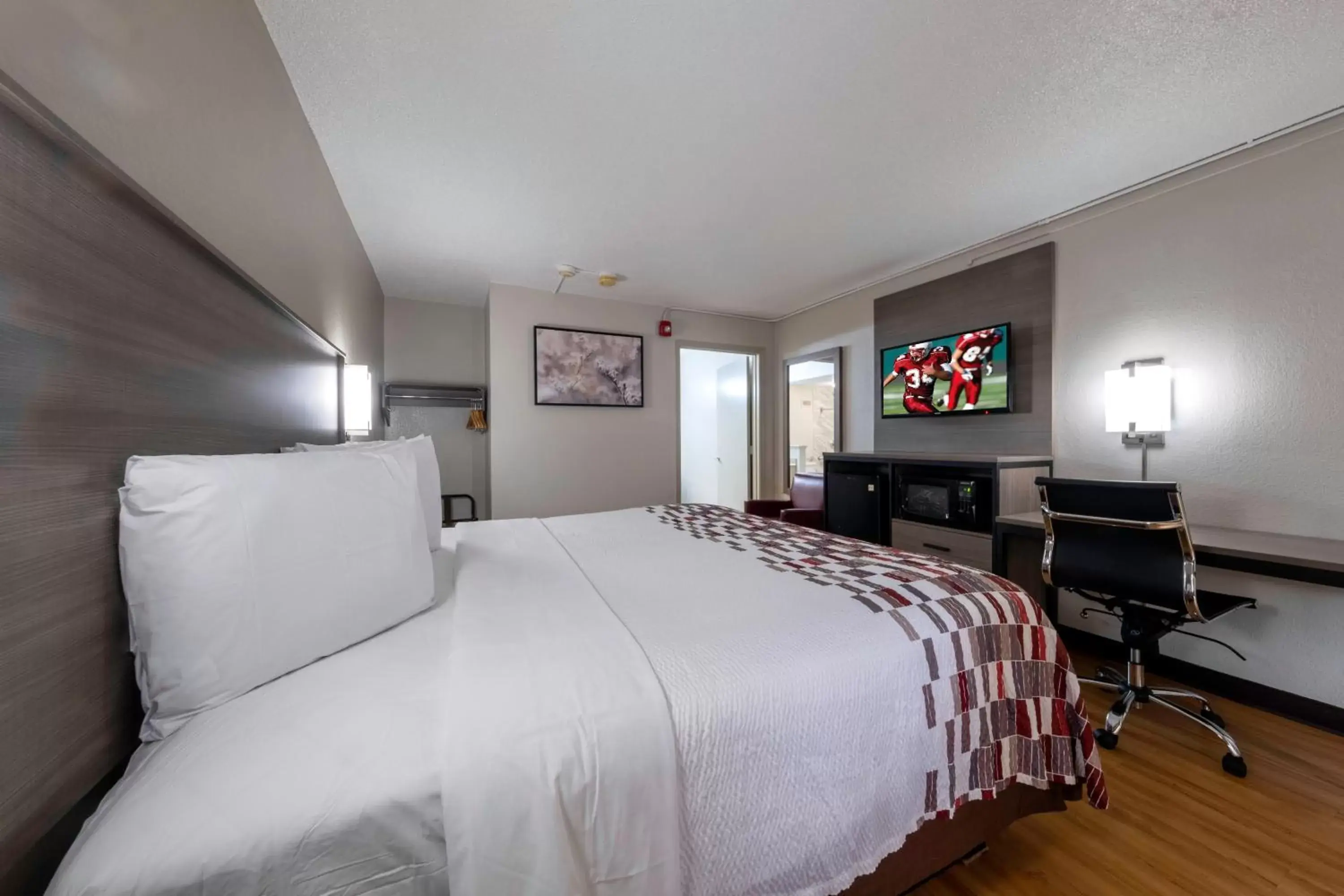 Photo of the whole room, Bed in Red Roof Inn Charlottesville