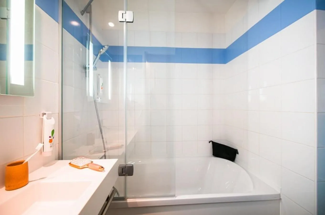 Bathroom in ibis Styles Strasbourg Stade de la Meinau