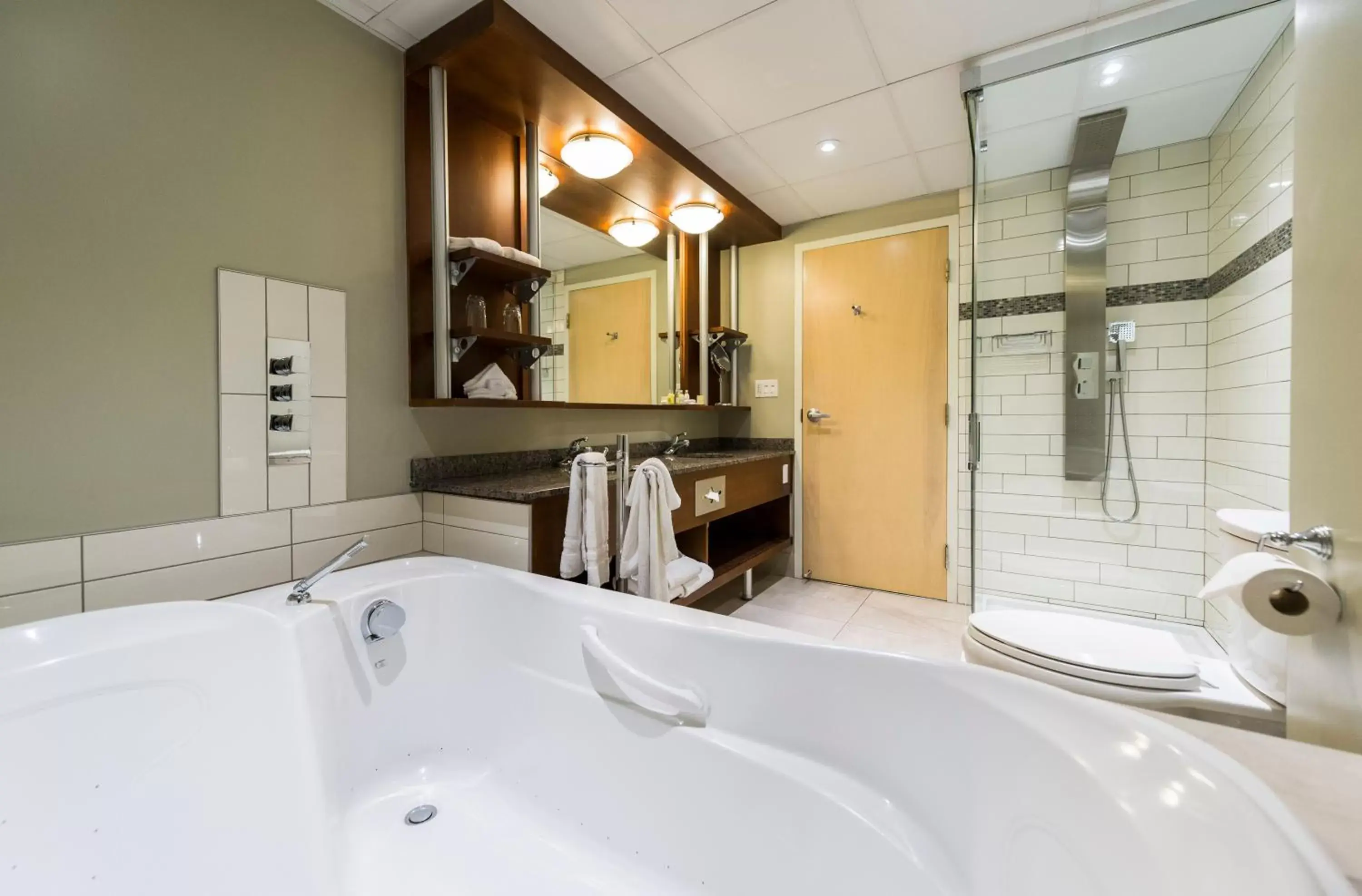 Bathroom in Hôtel & Suites Le Dauphin Québec