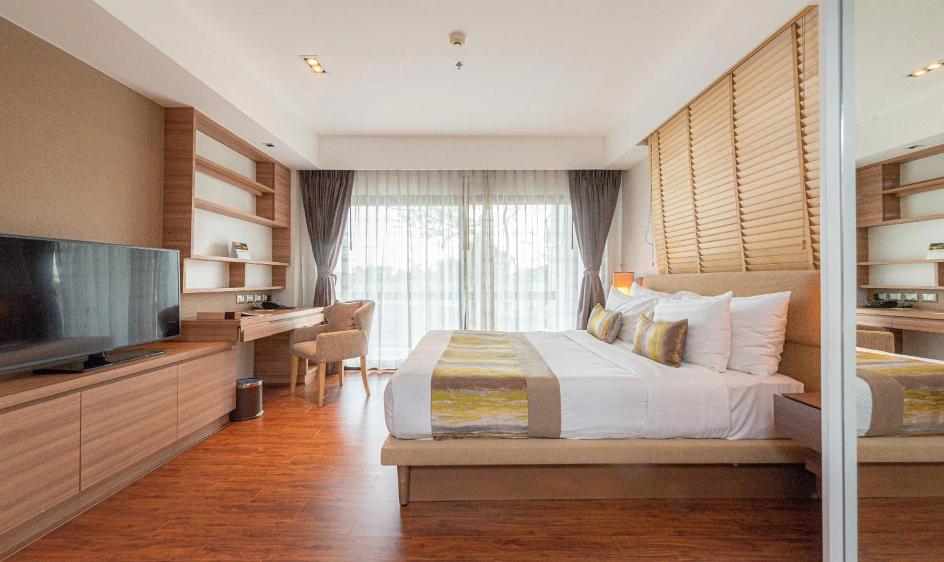 Bedroom, Bed in Summit Windmill Golf Suite Hotel at Suvarnabhumi
