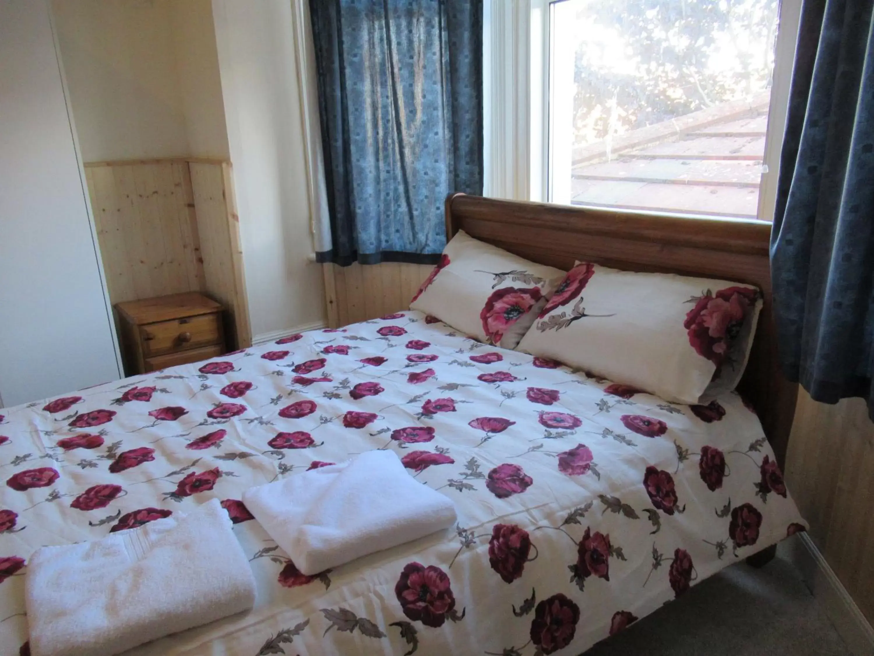 Bedroom, Bed in Lennard House