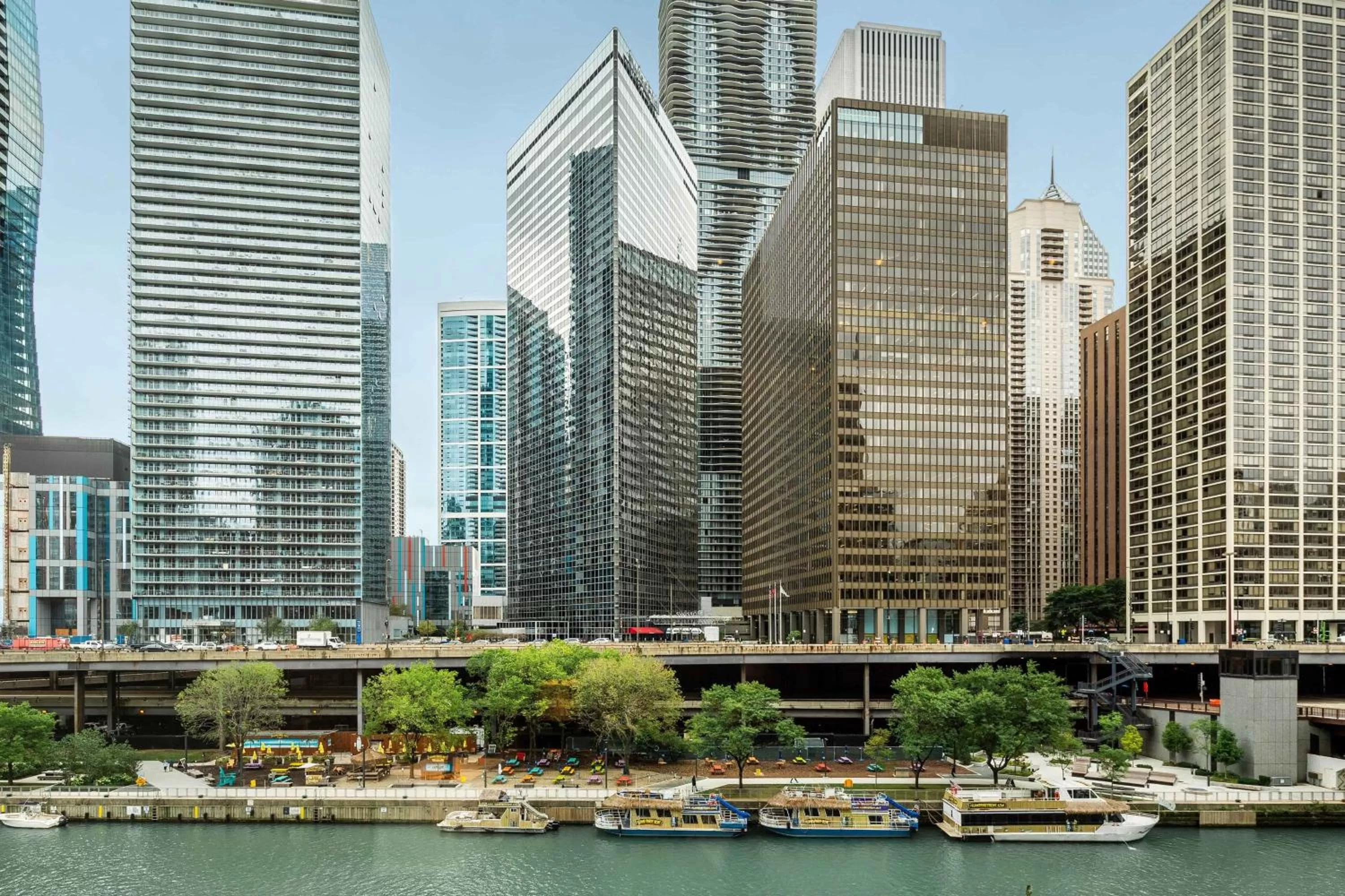 Photo of the whole room in Sheraton Grand Chicago Riverwalk