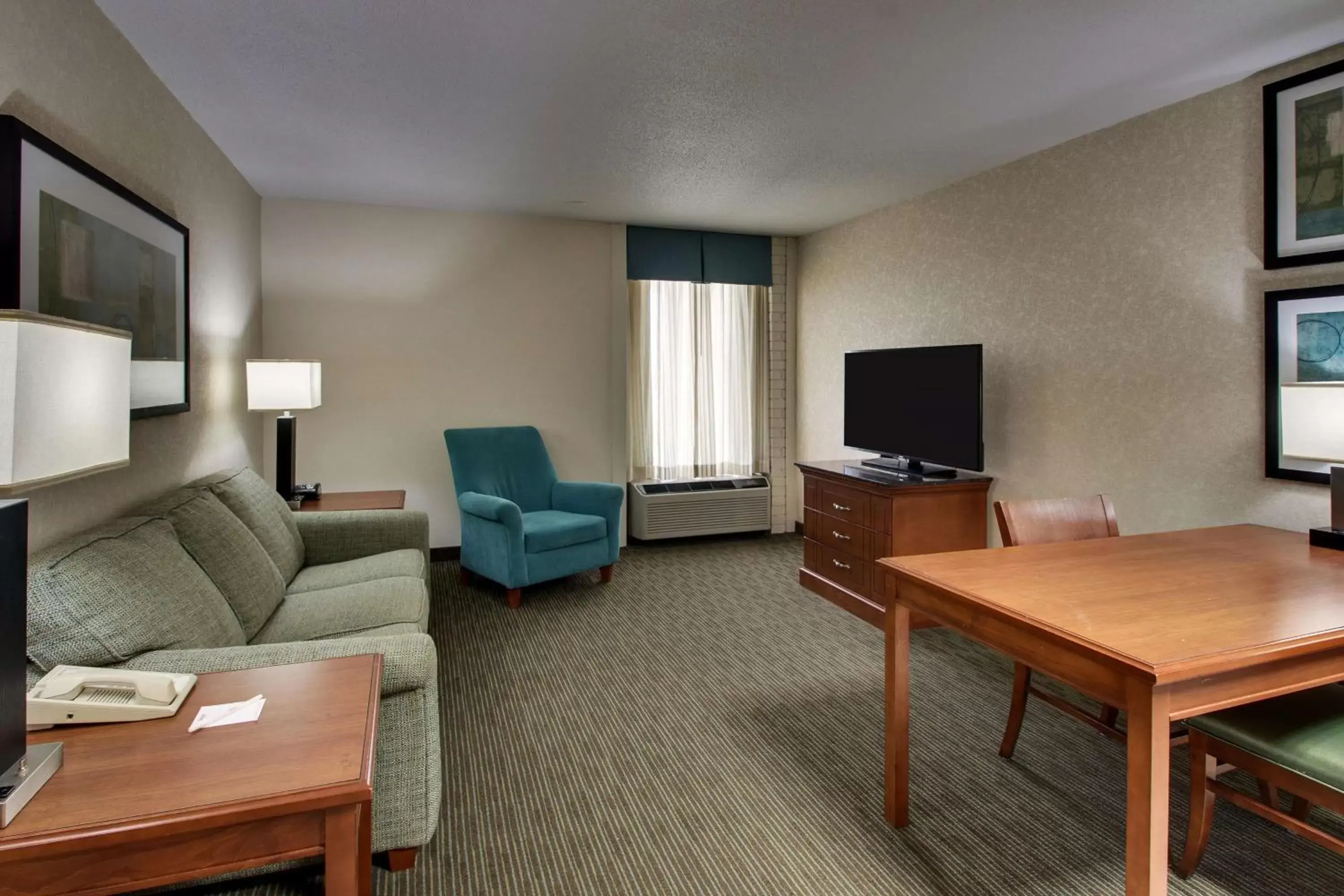 Photo of the whole room, Seating Area in Drury Inn & Suites Cape Girardeau