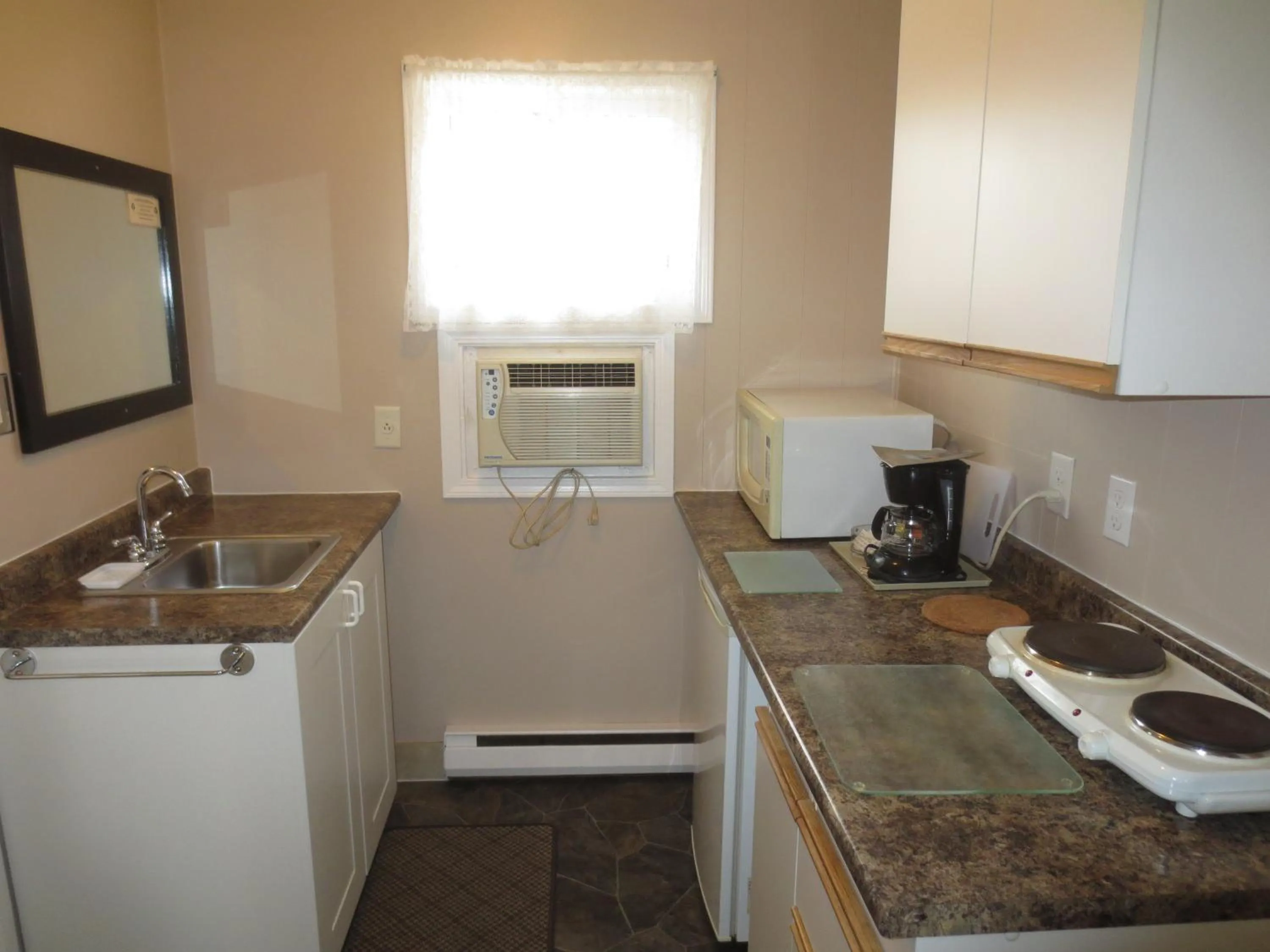 Kitchen or kitchenette in Overlander Motel