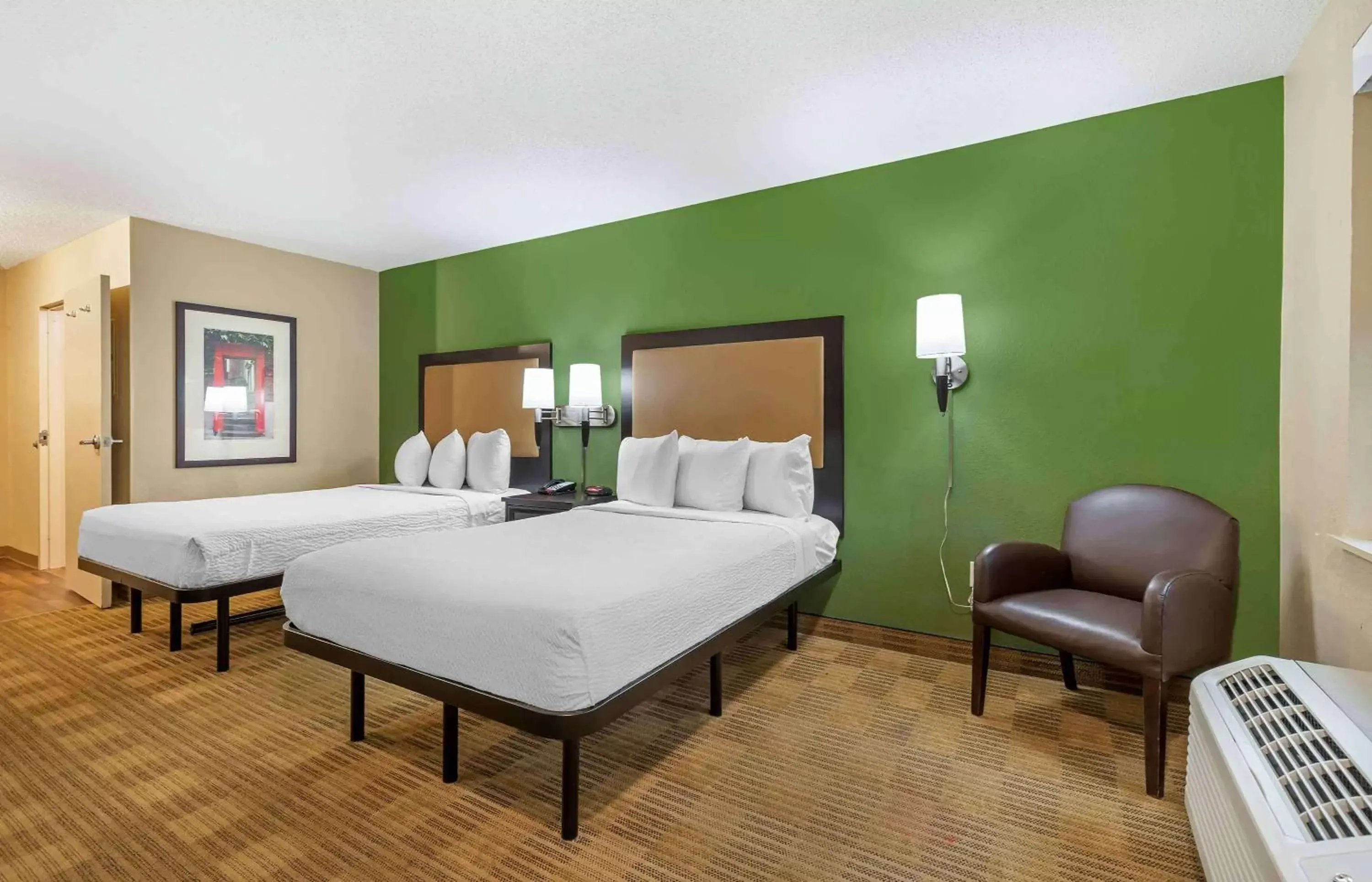 Bedroom, Bed in Extended Stay America Suites - Washington, DC - Springfield