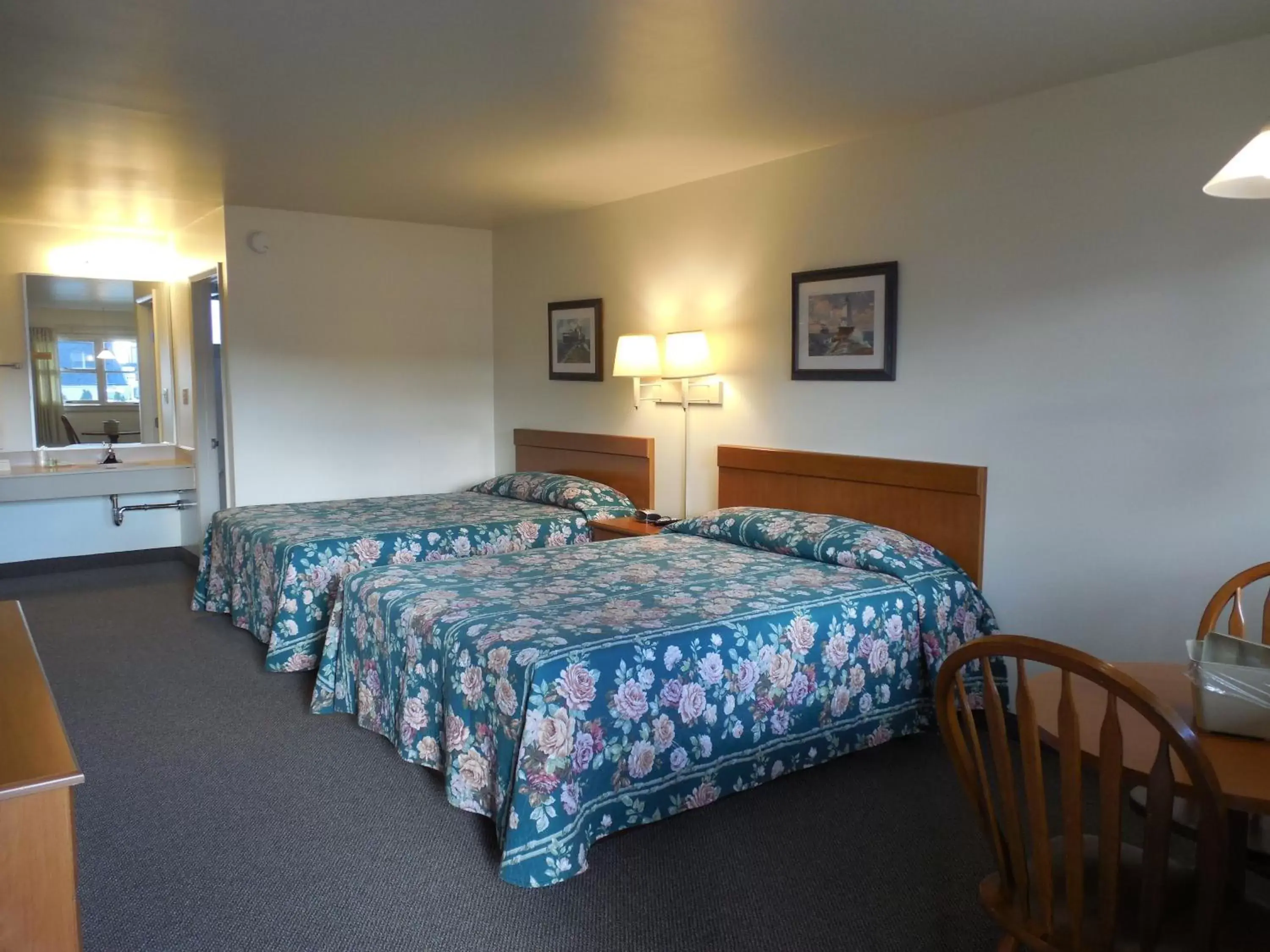 Photo of the whole room, Bed in Ludington Pier House