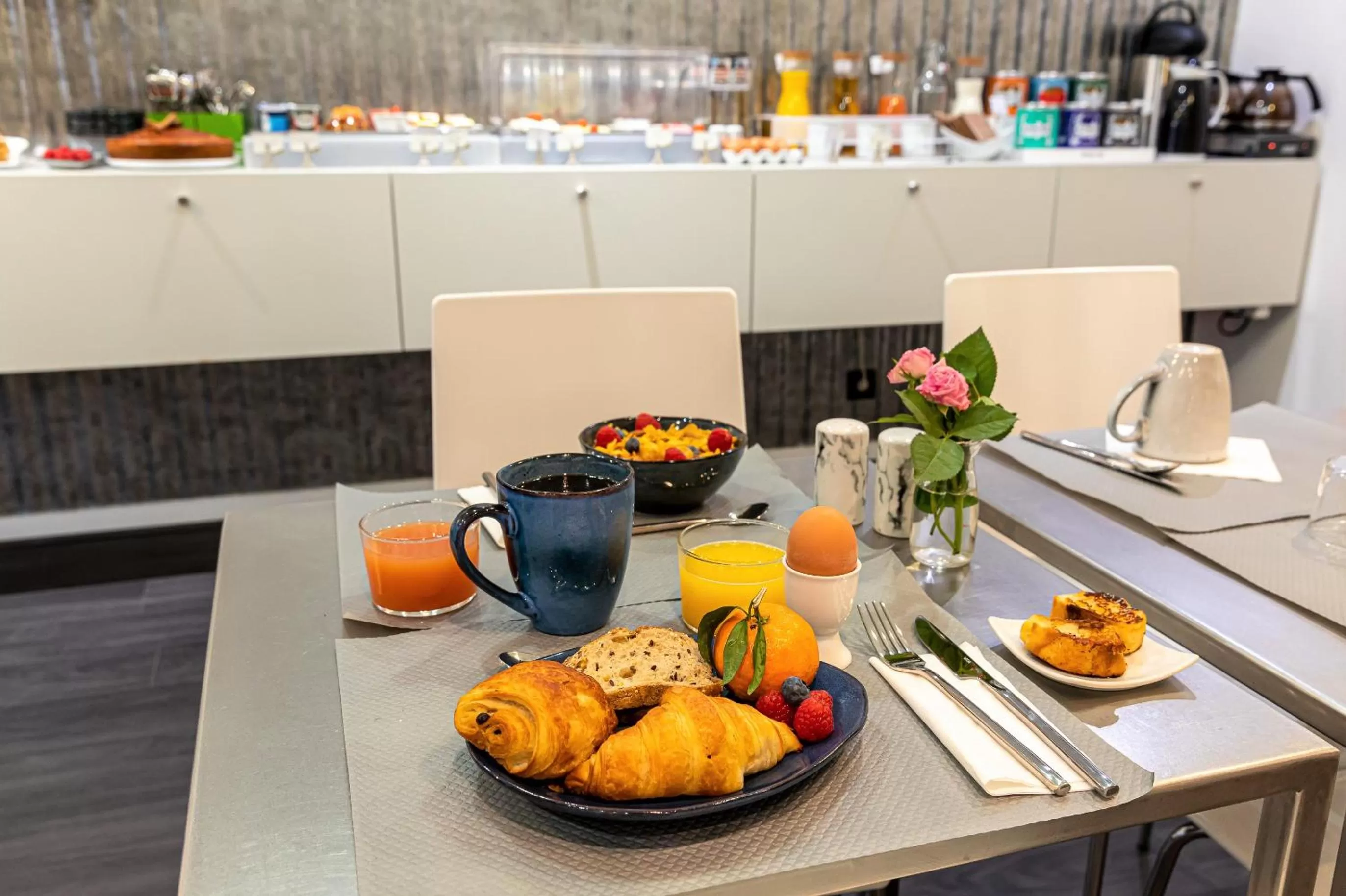 Continental breakfast in Hotel Glasgow Monceau by Patrick Hayat