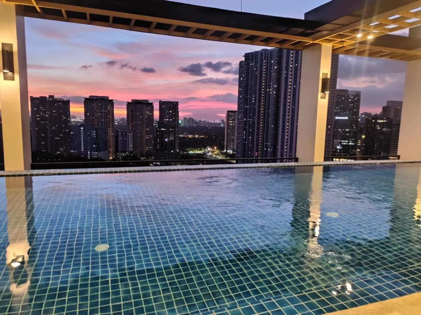 Swimming Pool in Capital O 804 The Residences at Bonifacio Civic Center
