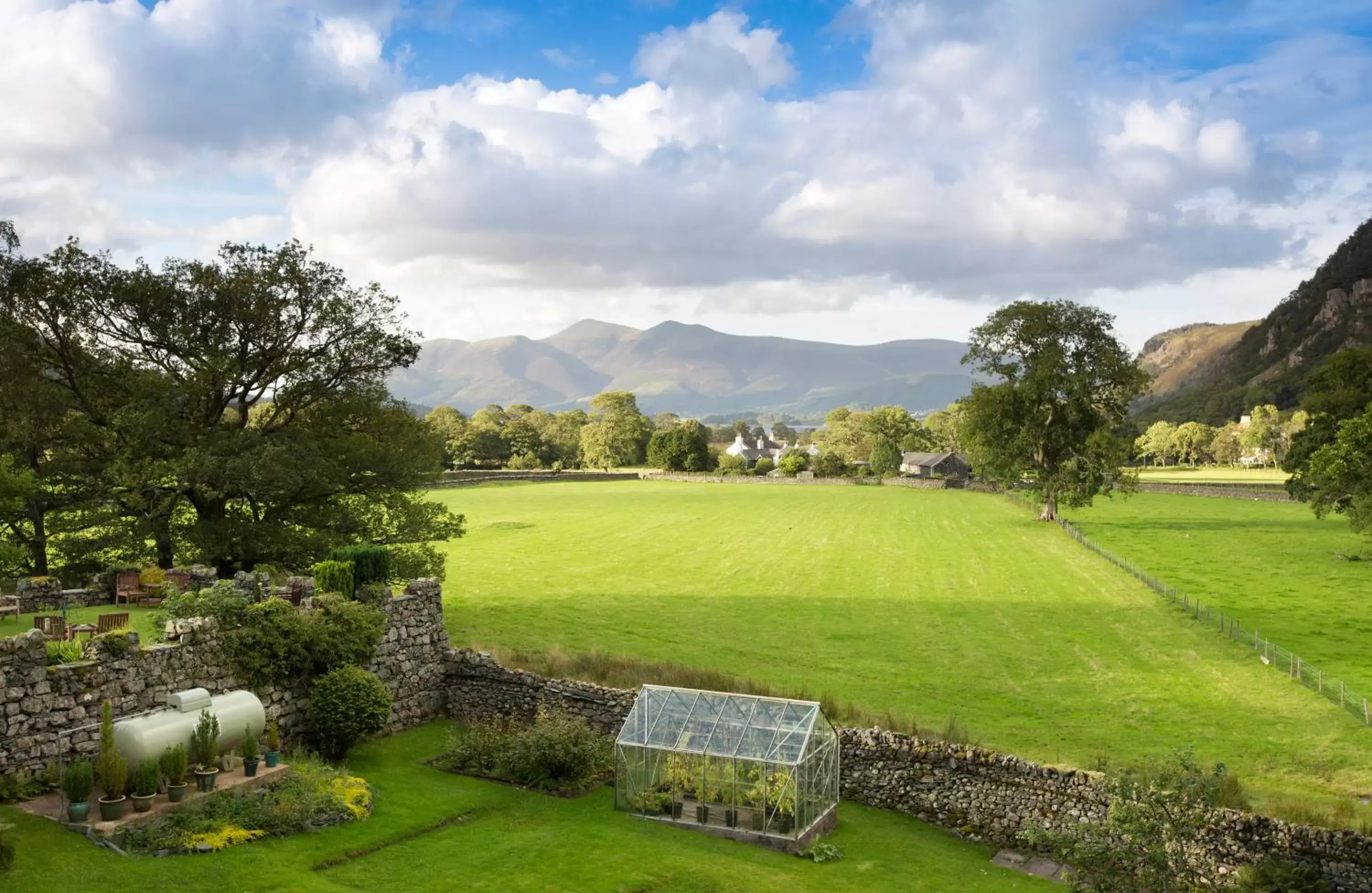 Property building, Garden in The Leathes Head Hotel